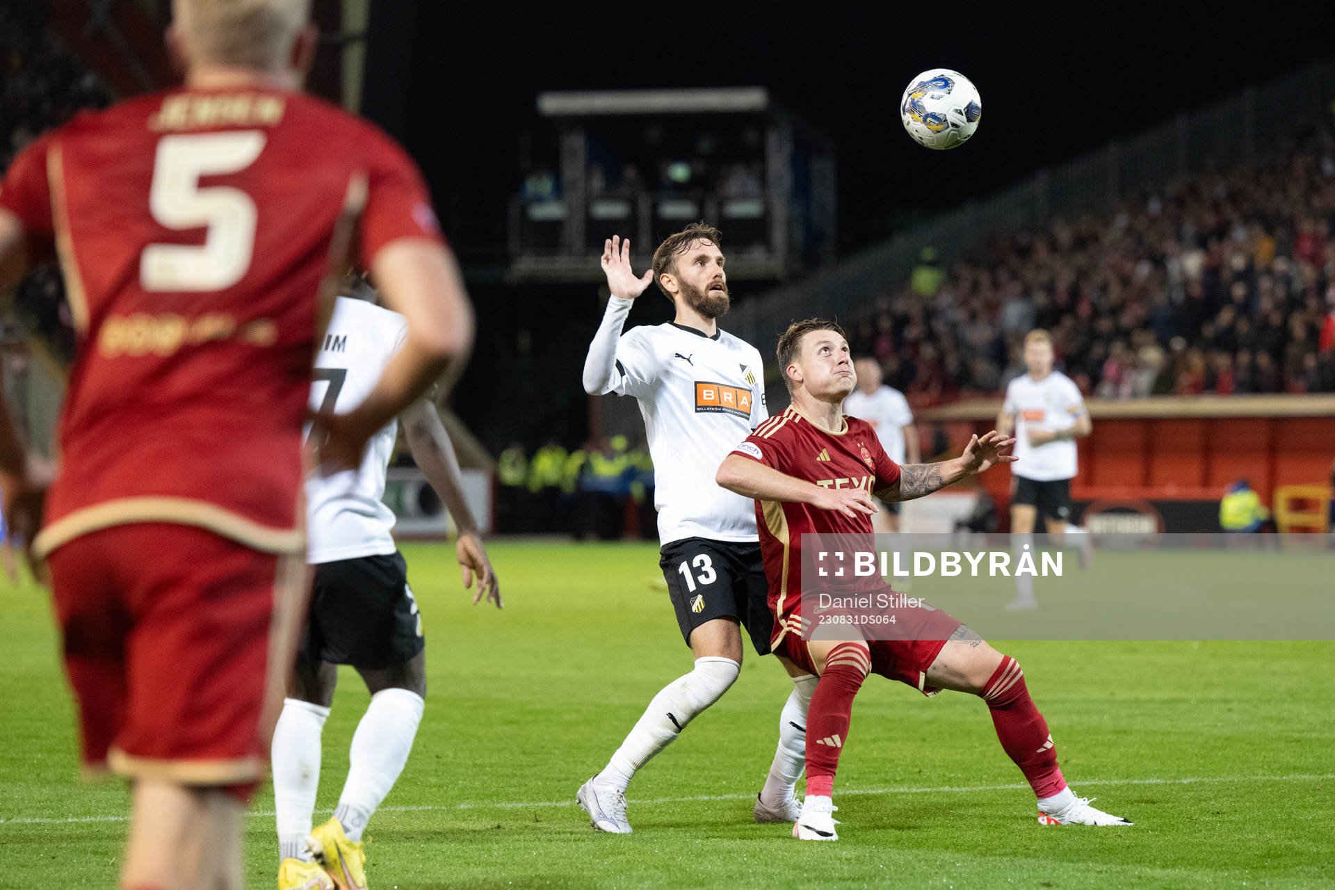 Simon Sandberg of Häcken and James McGarry of Aberdeen