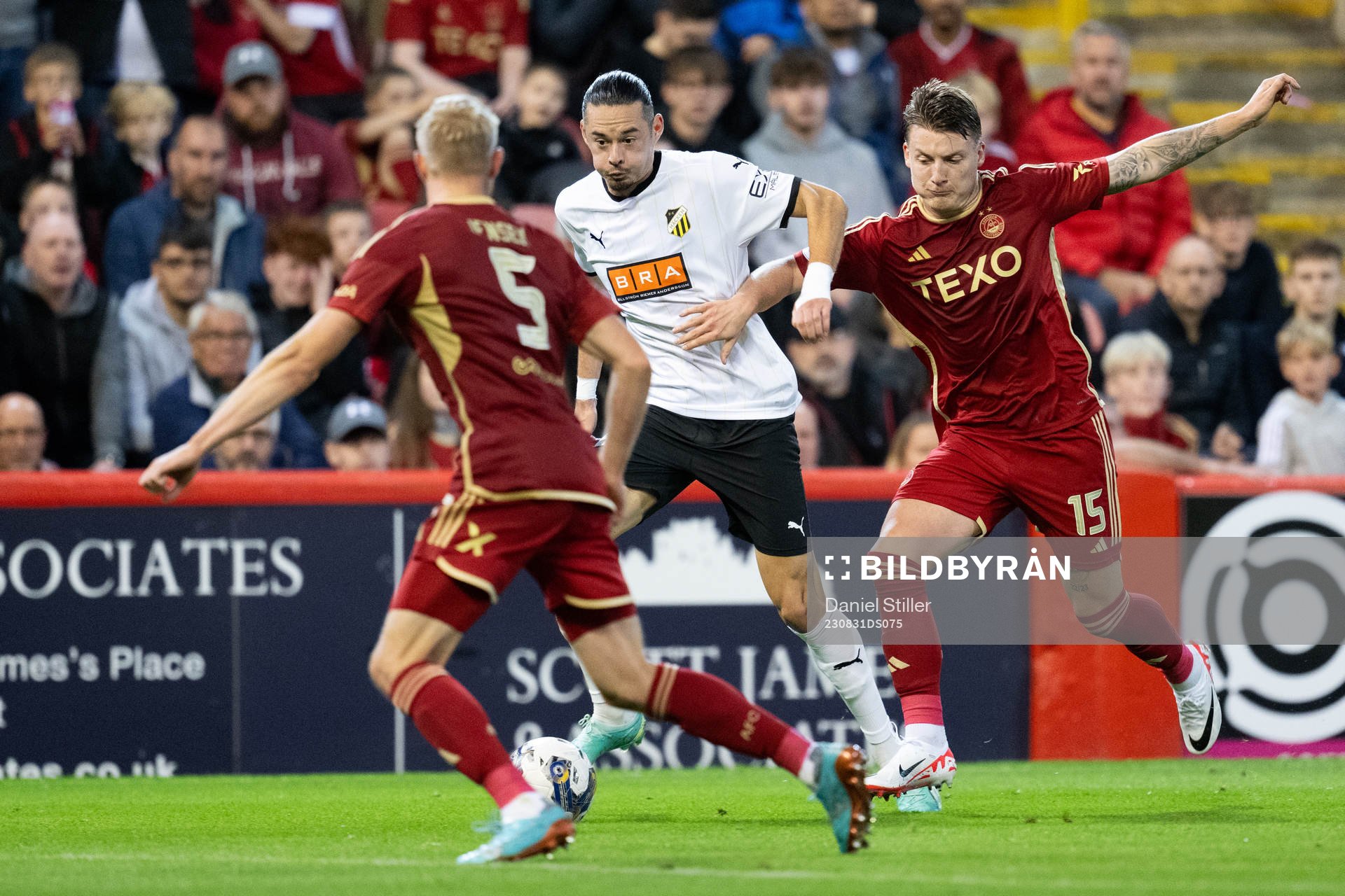 Amor Layouni of Häcken and James McGarry of Aberdeen