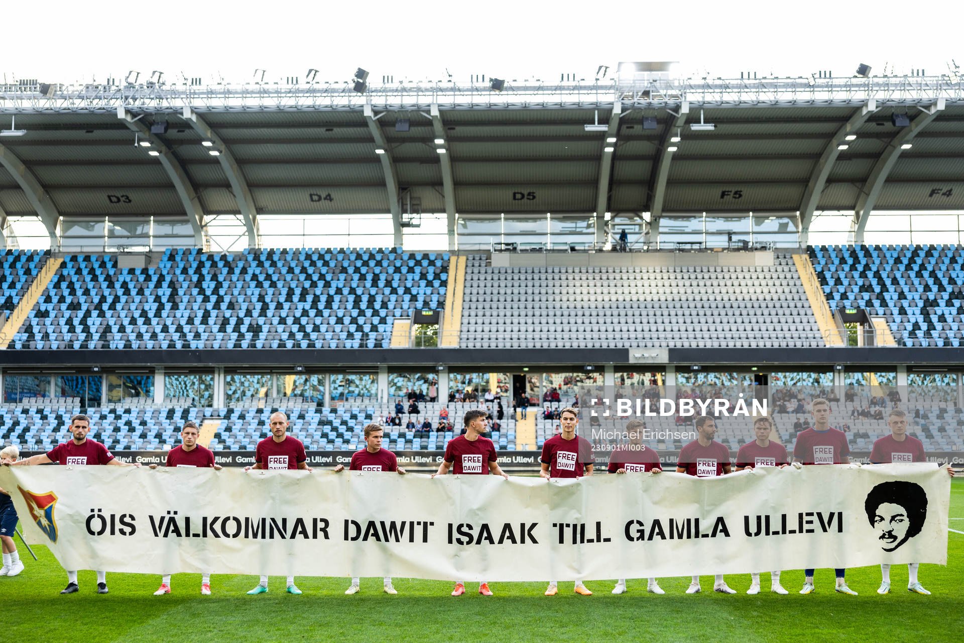 Örgrytes startelva med tröjor och banderoll för att