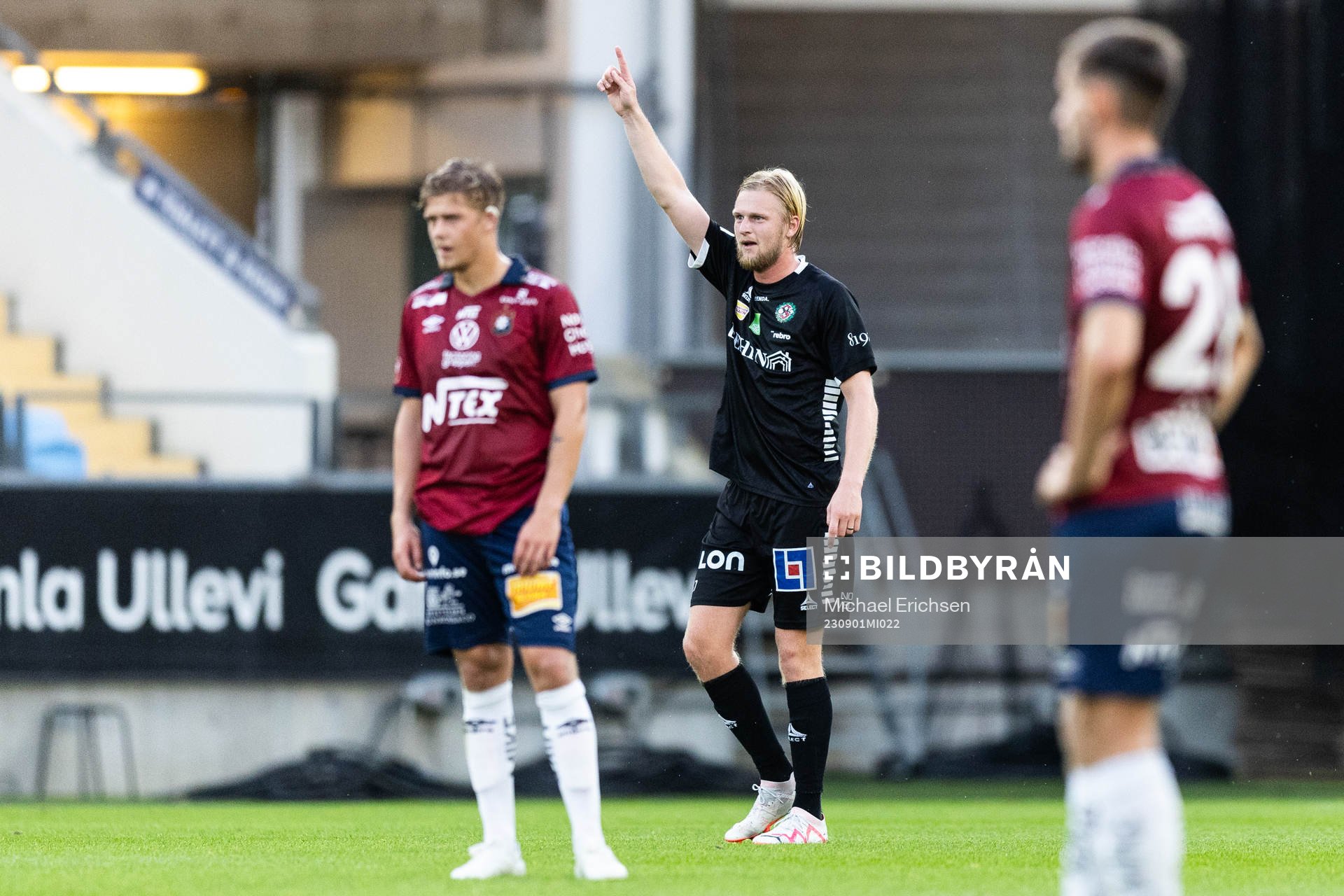 Örebros Kalle Holmberg jublar