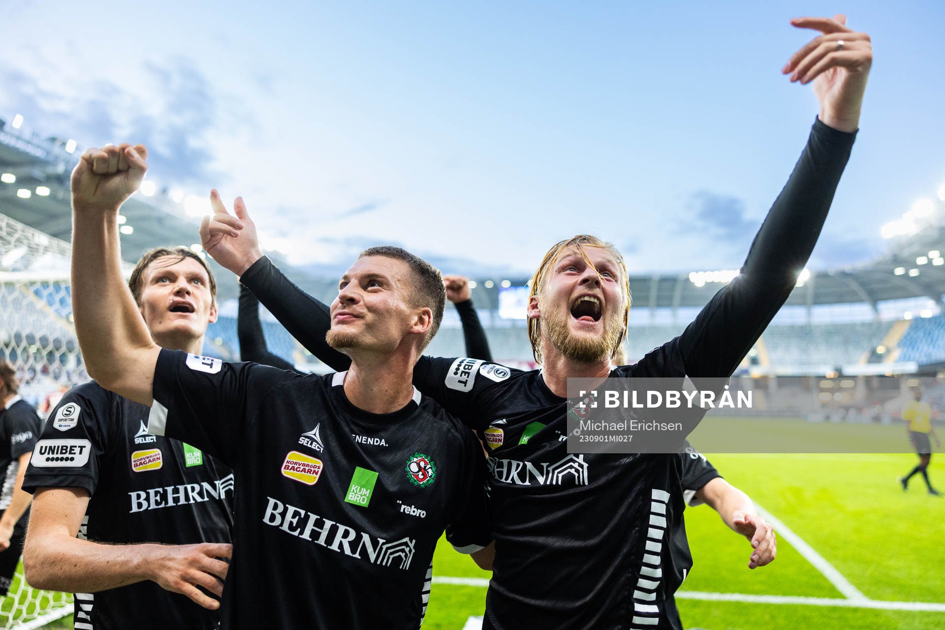 Örebros Kalle Holmberg jublar med lagkamrater