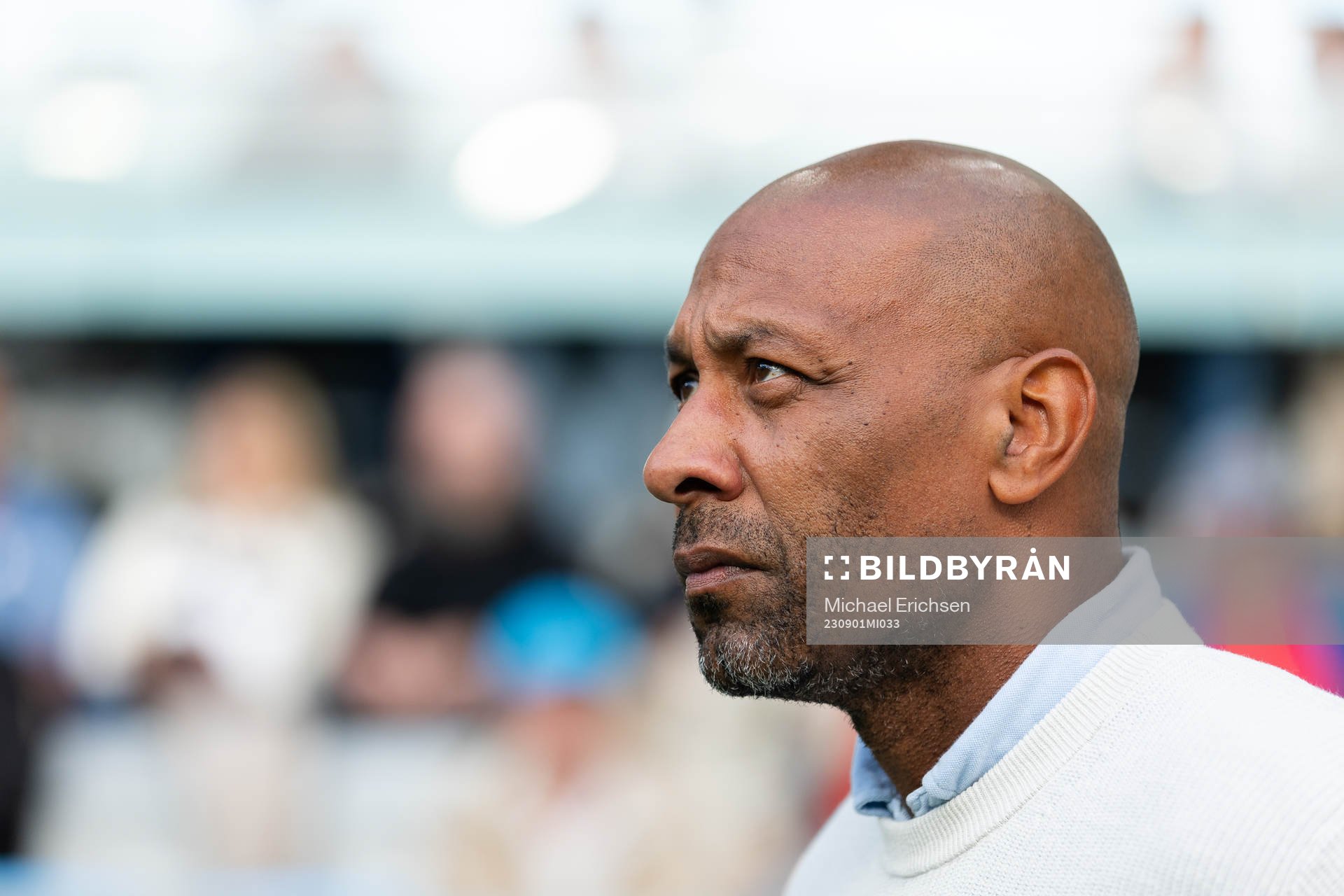 Örgrytes tränare Jeffrey Aubynn innan fotbollsmatchen i