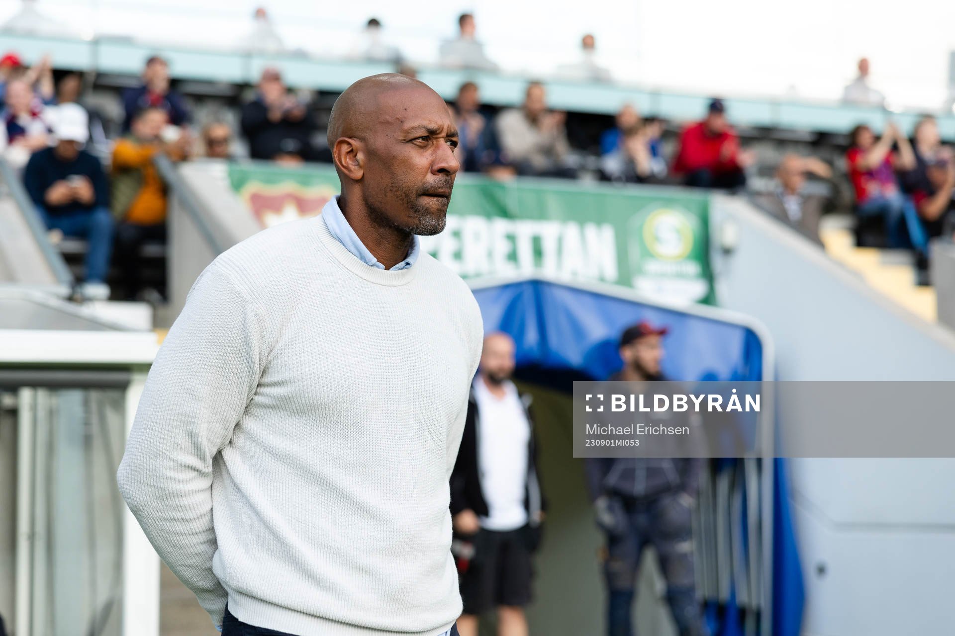 Örgrytes tränare Jeffrey Aubynn innan fotbollsmatchen i