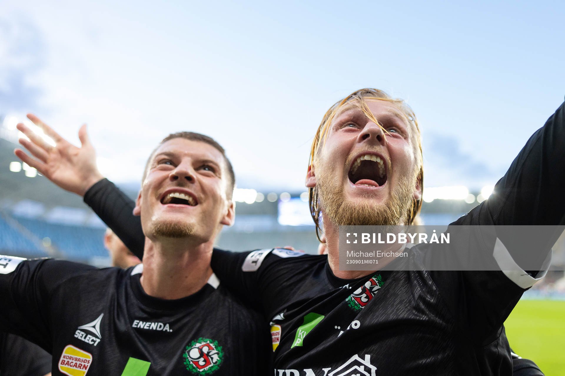 Örebros Kalle Holmberg t.v. jublar ihop med Samuel Kroon