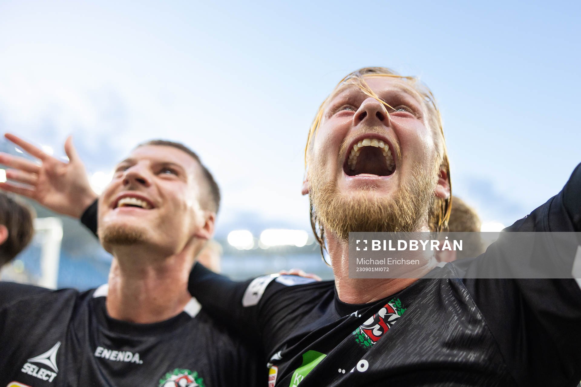 Örebros Kalle Holmberg t.v. jublar ihop med Samuel Kroon