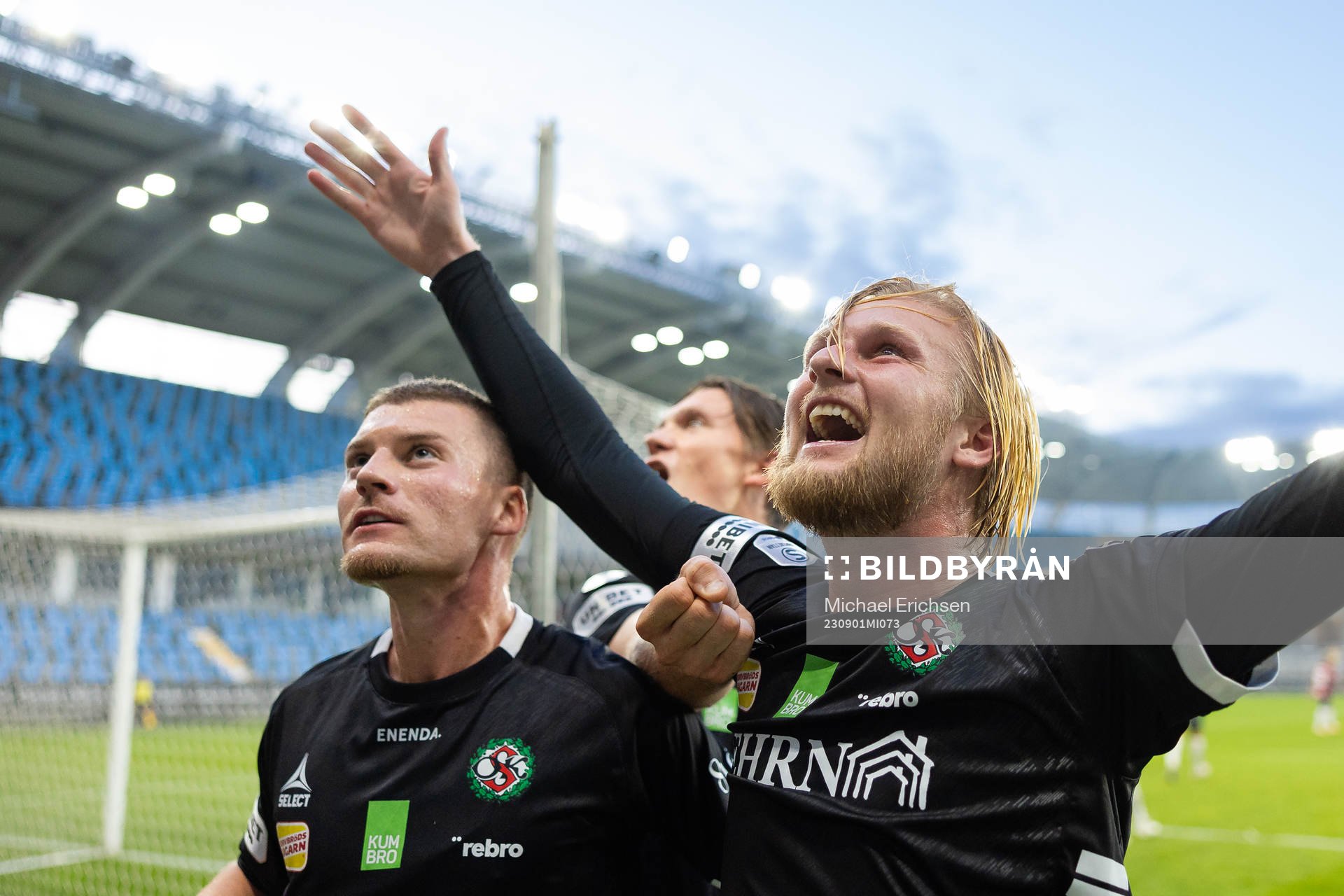 Örebros Kalle Holmberg t.v. jublar ihop med Samuel Kroon