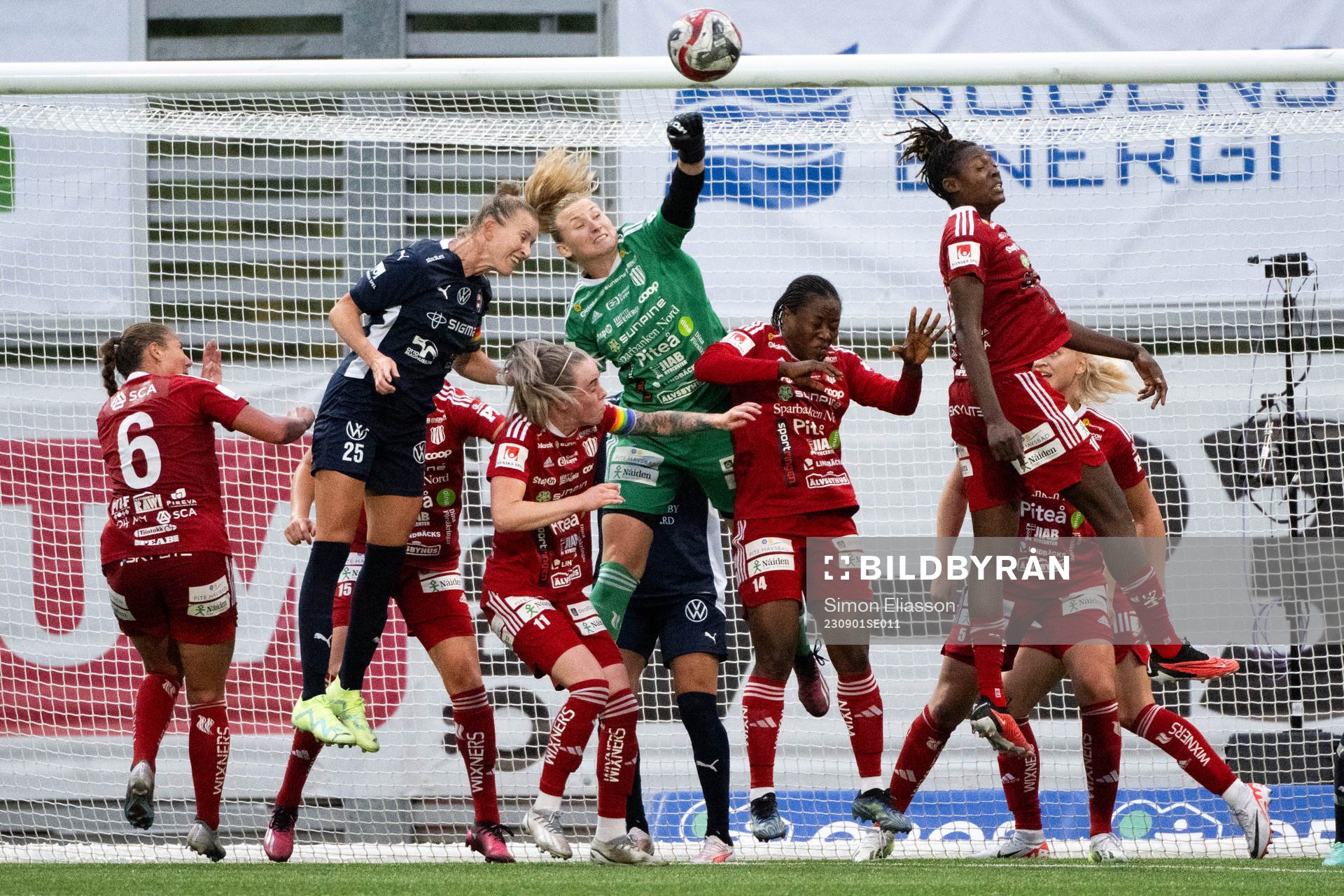 FC Rosengårds Emma Berglund och Piteås målvakt Samantha