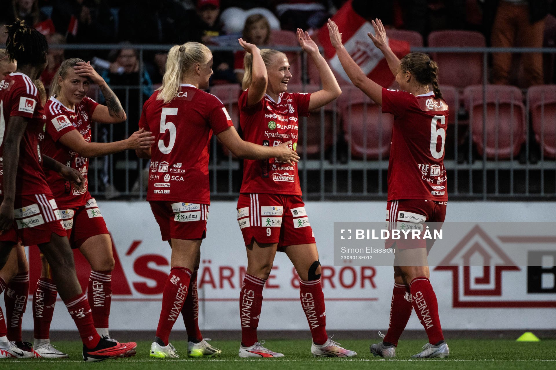 Piteås Tuva Skoog och Olivia Holm jublar