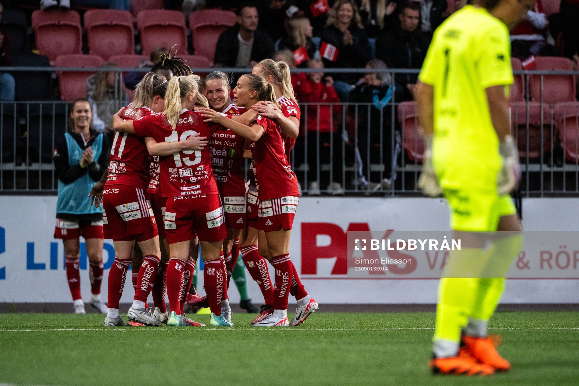 Piteås Tuva Skoog jublar med lagkamrater