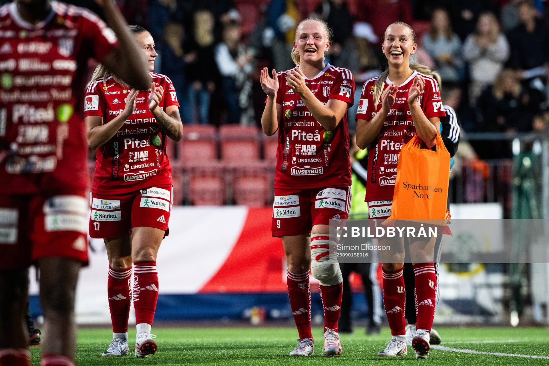 Piteås Tuva Skoog och Sara Eriksson jublar