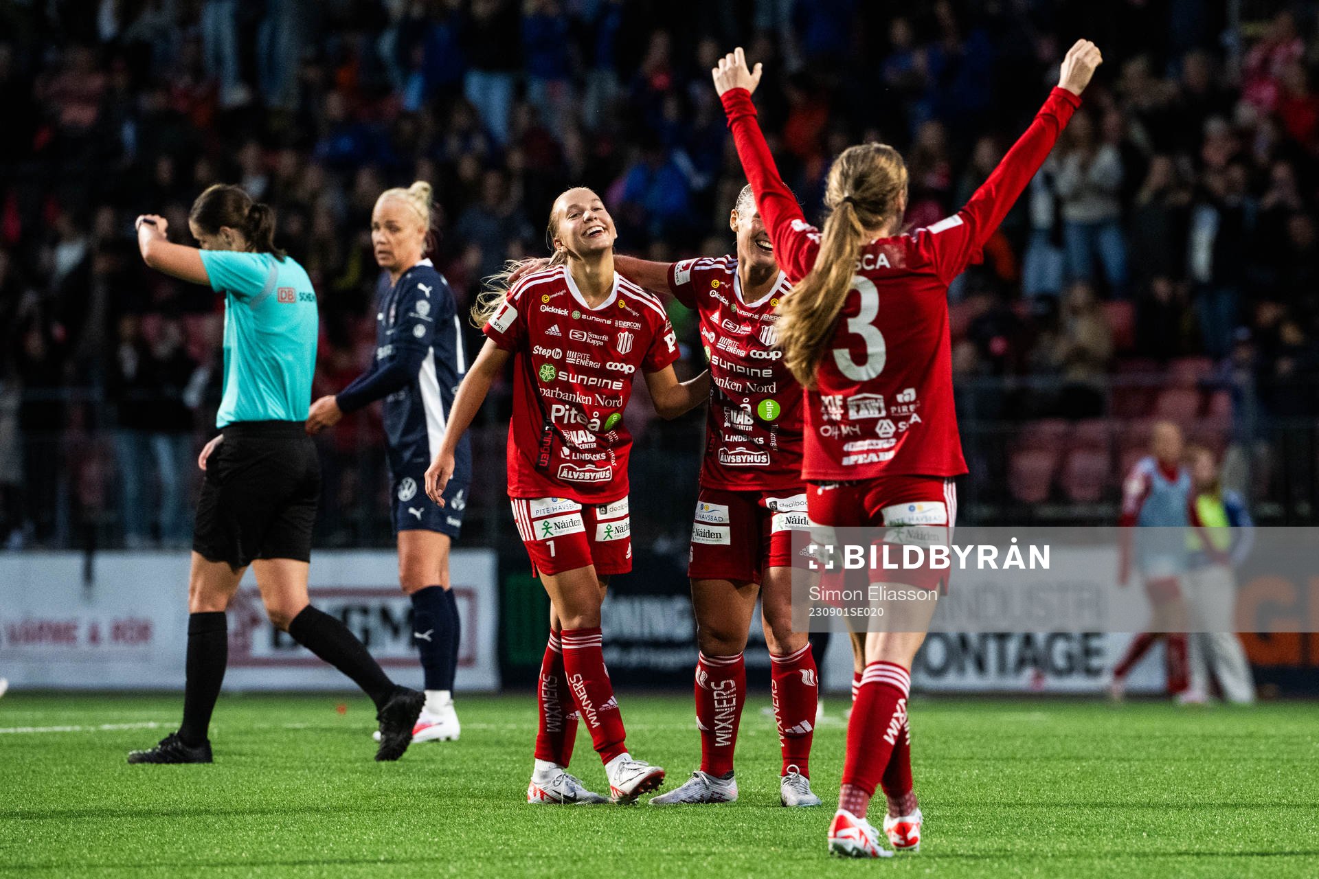 Piteås Sara Eriksson jublar med lagkamrater
