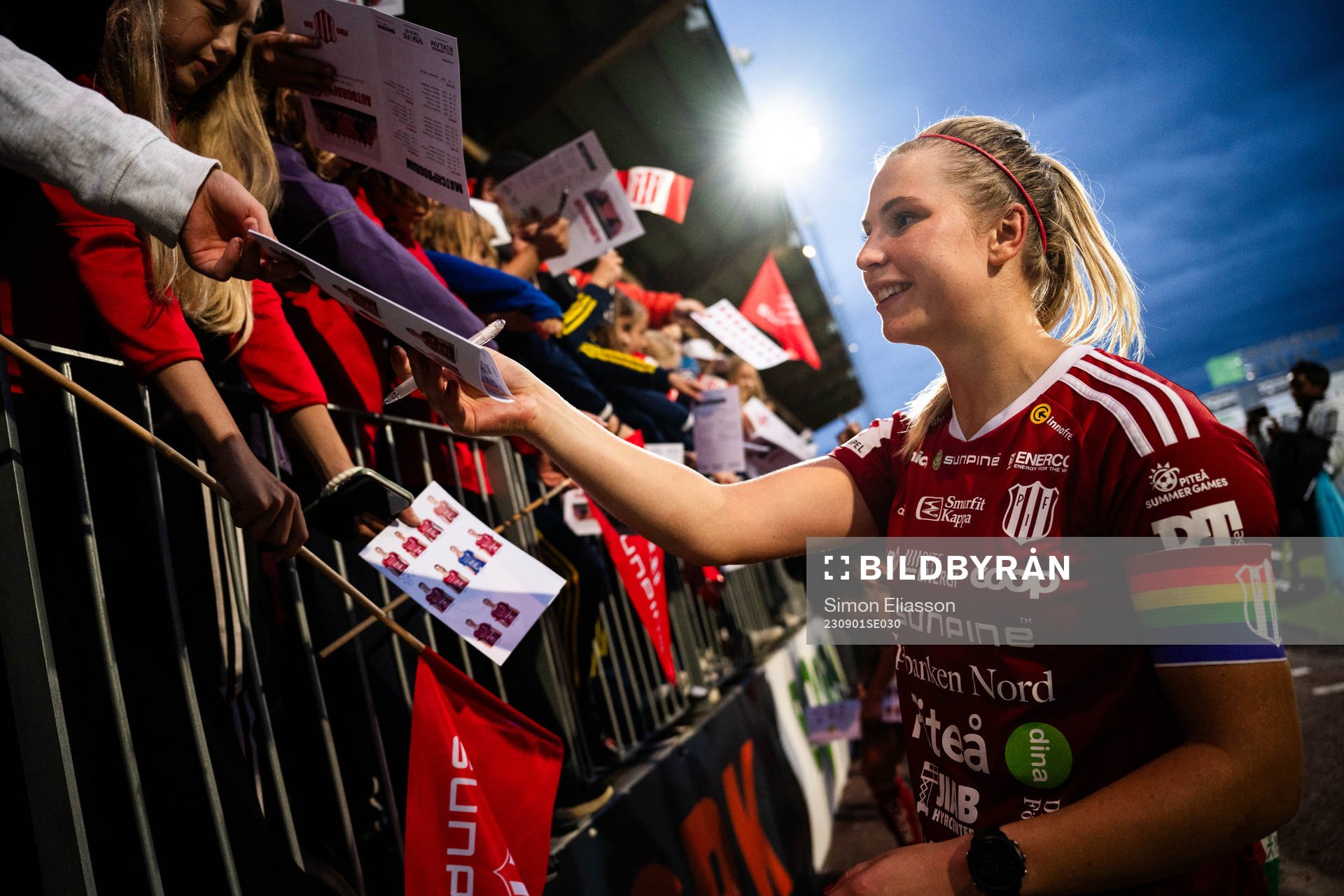 Piteås Ellen Löfqvist skriver autografer