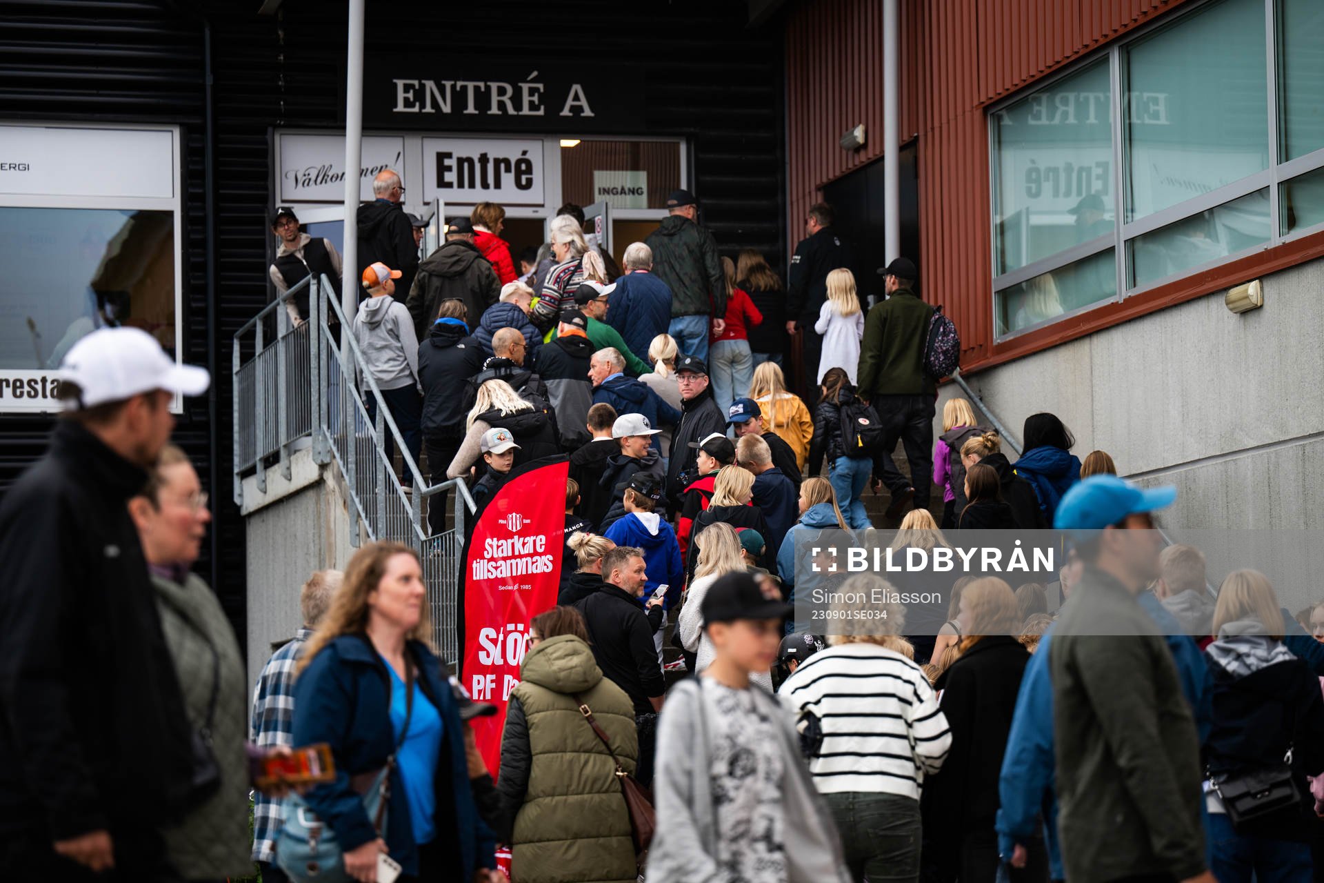 Supportrar utanför Bodens Energi Arena