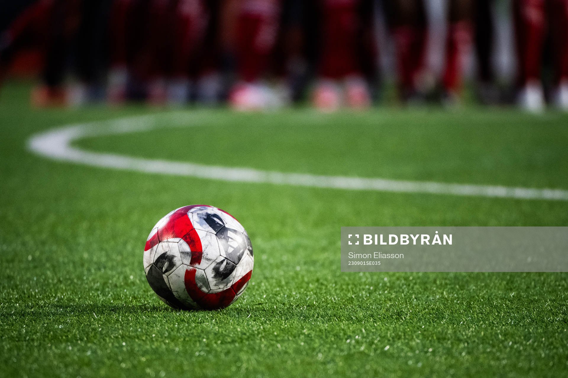 En fotboll på planen