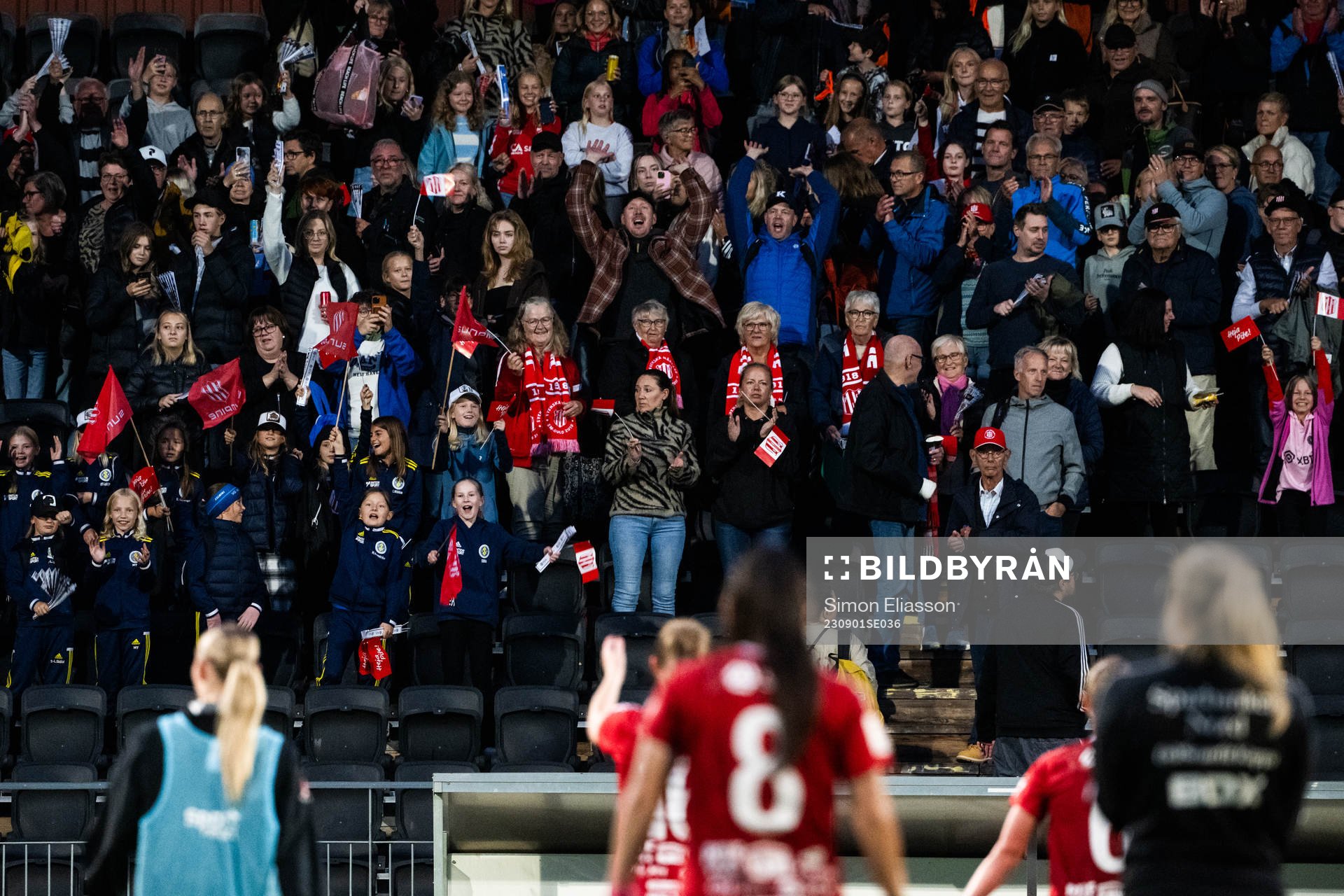 Supportrar jublar och tackar spelarna