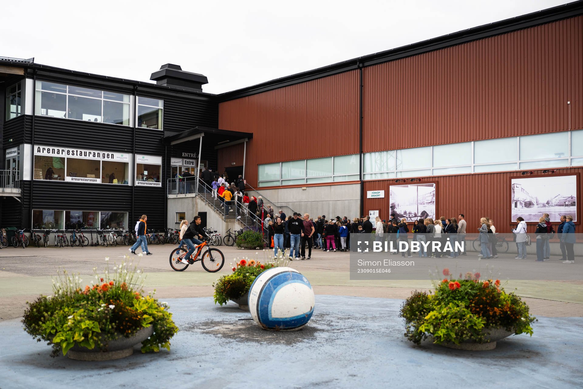Supportrar utanför Bodens Energi Arena