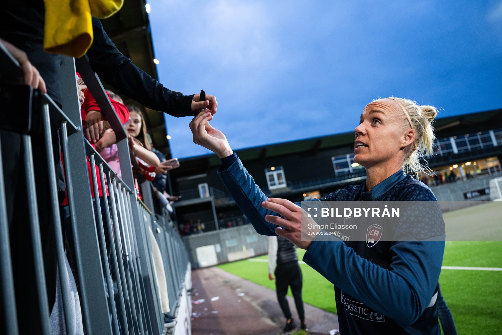 FC Rosengårds Caroline Seger skriver autografer