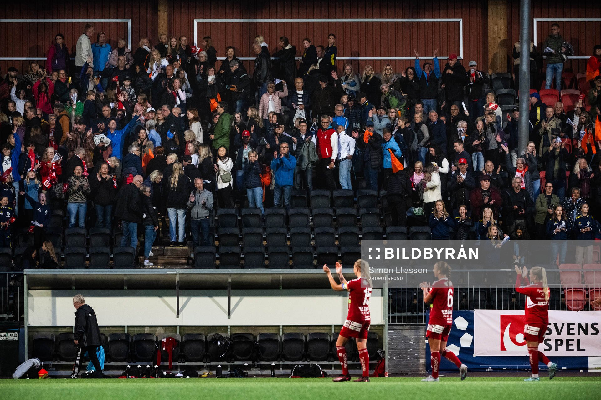 Piteås spelare jublar och tackar supportrar