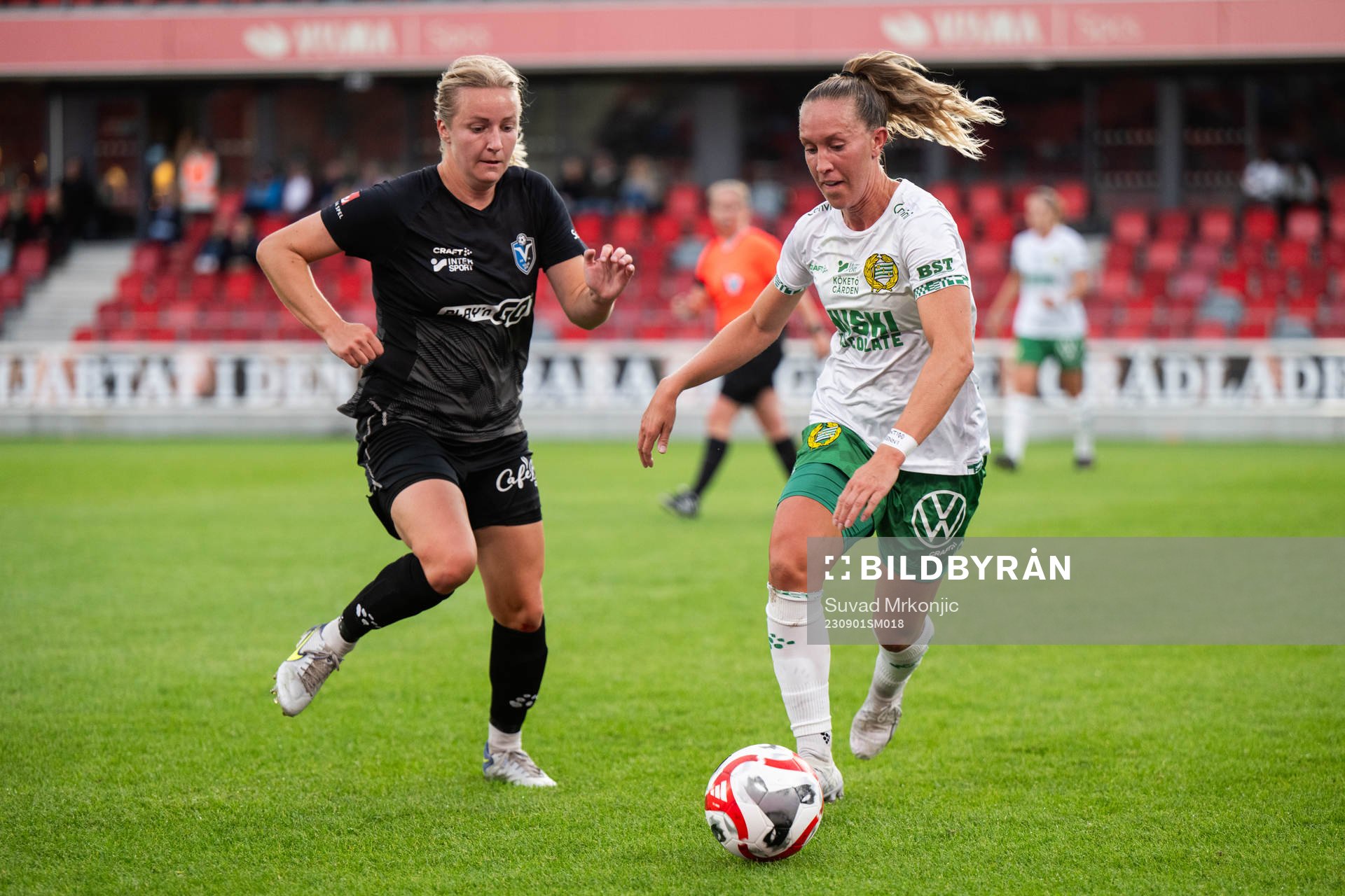 Växjö DFFs Alexandra Jonasson och Hammarbys Julia Roddar