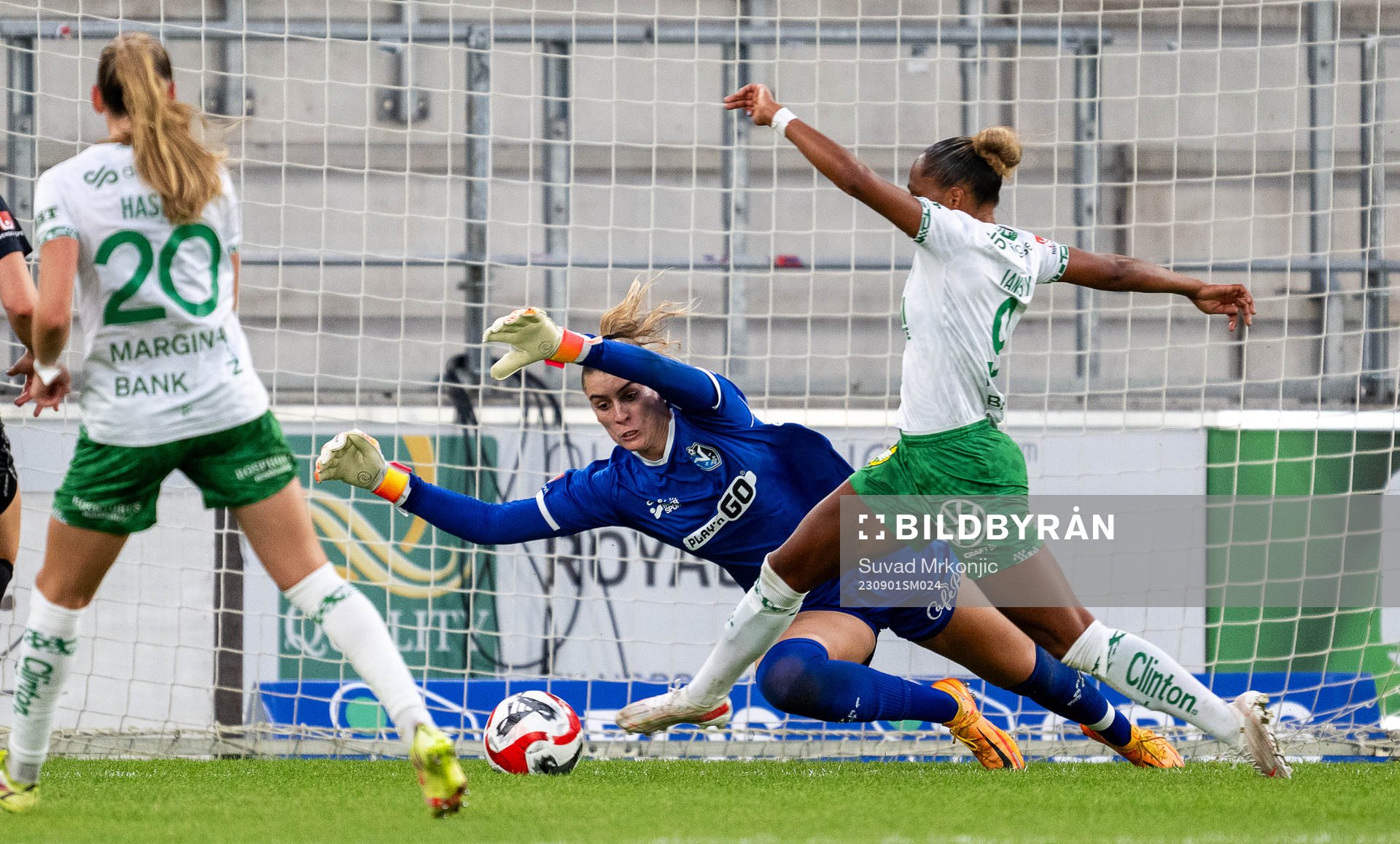 Växjö DFFs målvakt Hensley Hancuff och Hammarbys Madelen Janogy under fotbollsmatchen i Damallsvenskan mellan Växjö DFF och Hammarby den 1 september 2023 i Växjö.