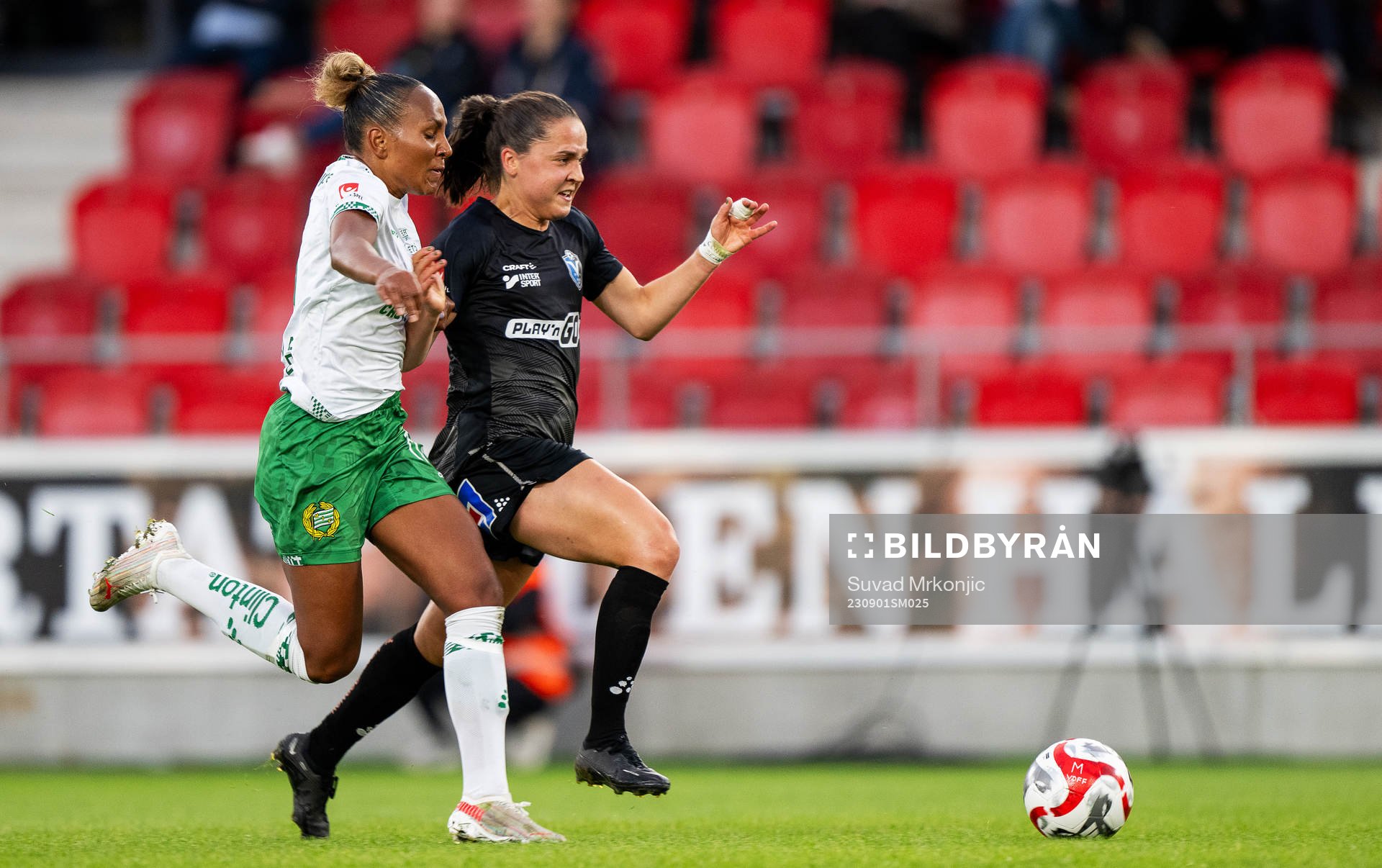 Hammarbys Madelen Janogy och Växjö DFFs Heidi Elisabeth