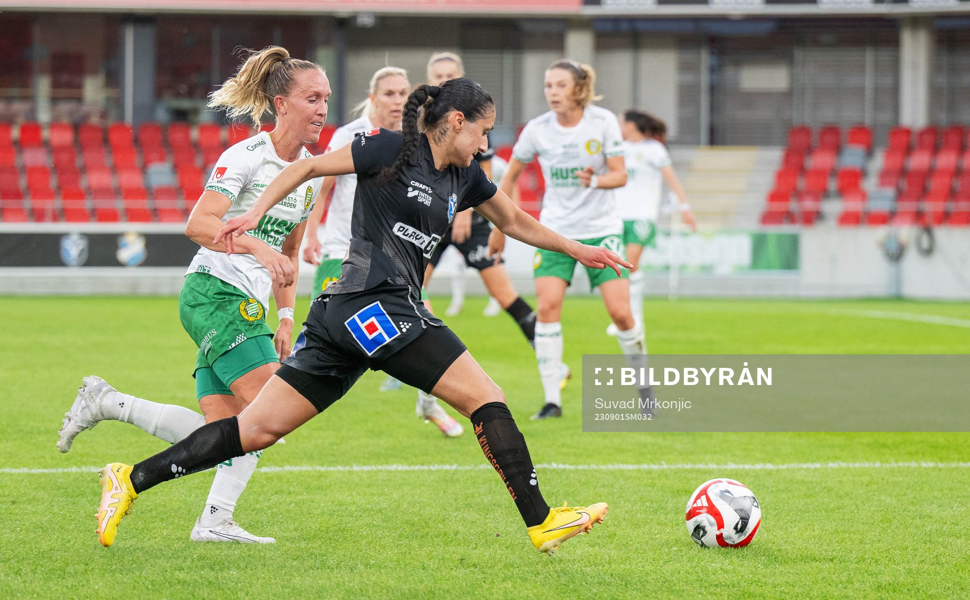 Hammarbys Julia Roddar och Växjö DFFs Nesrin Akgun