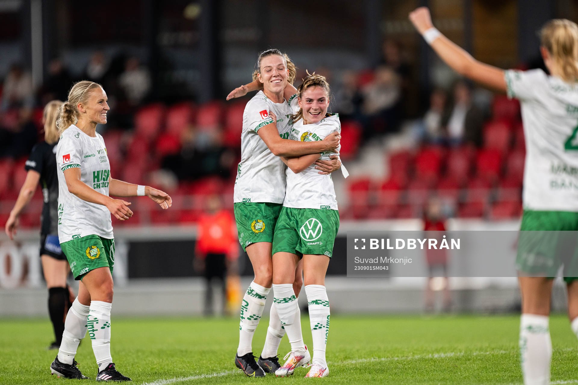 Hammarbys Smilla Vallotto jublar med lagkamrater efter 0-3 under fotbollsmatchen i Damallsvenskan mellan Växjö DFF och Hammarby den 1 september 2023 i Växjö.