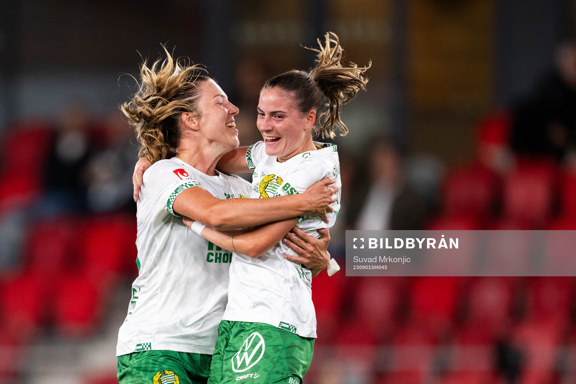 Hammarbys Smilla Vallotto jublar med Emma Westin efter 0-3 under fotbollsmatchen i Damallsvenskan mellan Växjö DFF och Hammarby den 1 september 2023 i Växjö.