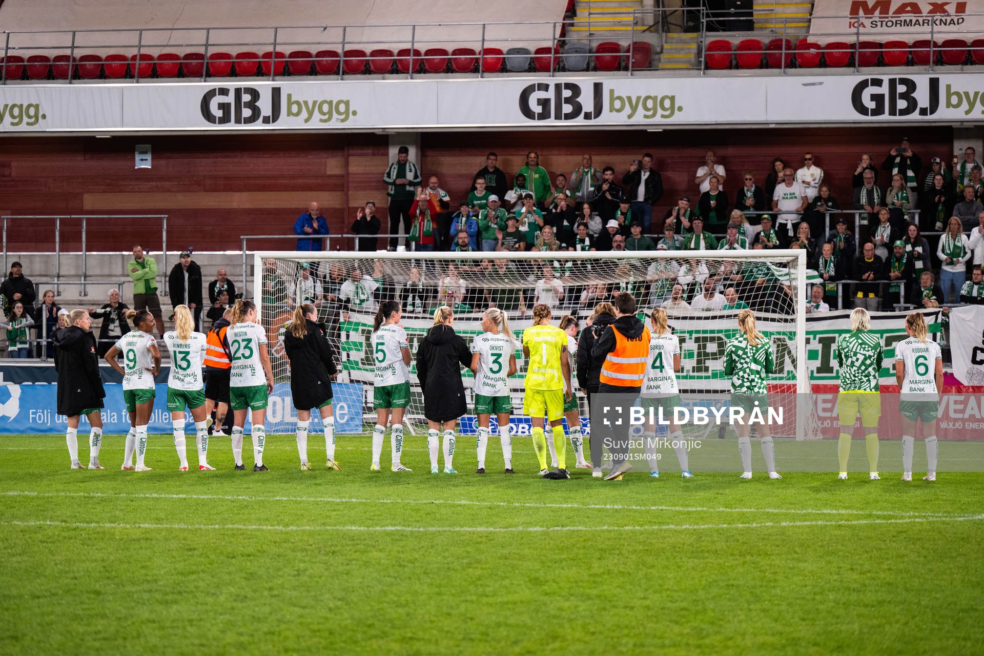 Hammarbys spelare jublar efter fotbollsmatchen i Damallsvenskan mellan Växjö DFF och Hammarby den 1 september 2023 i Växjö. 