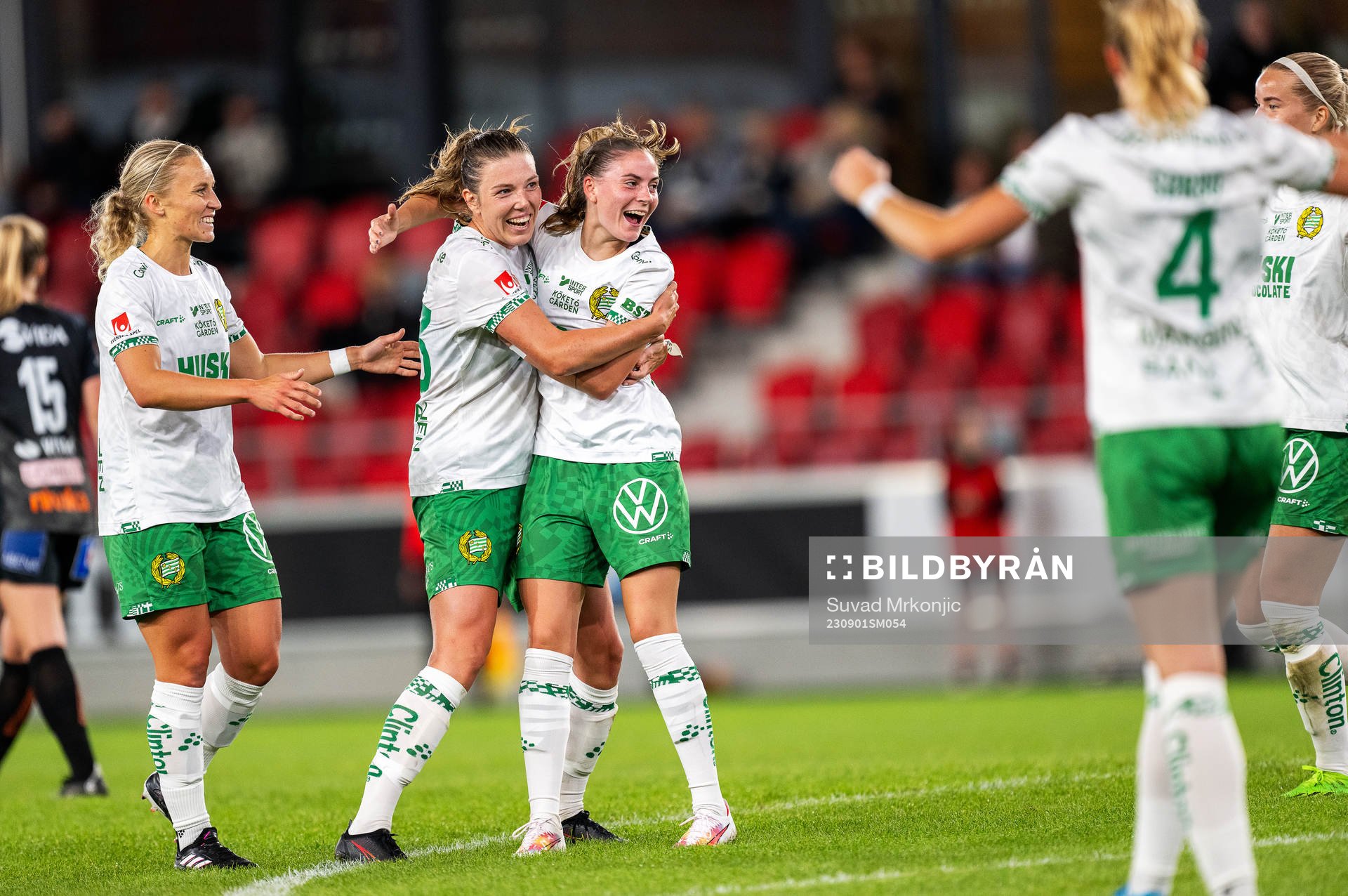 Hammarbys Smilla Vallotto jublar med Emma Westin efter 0-2 under fotbollsmatchen i Damallsvenskan mellan Växjö DFF och Hammarby den 1 september 2023 i Växjö. 