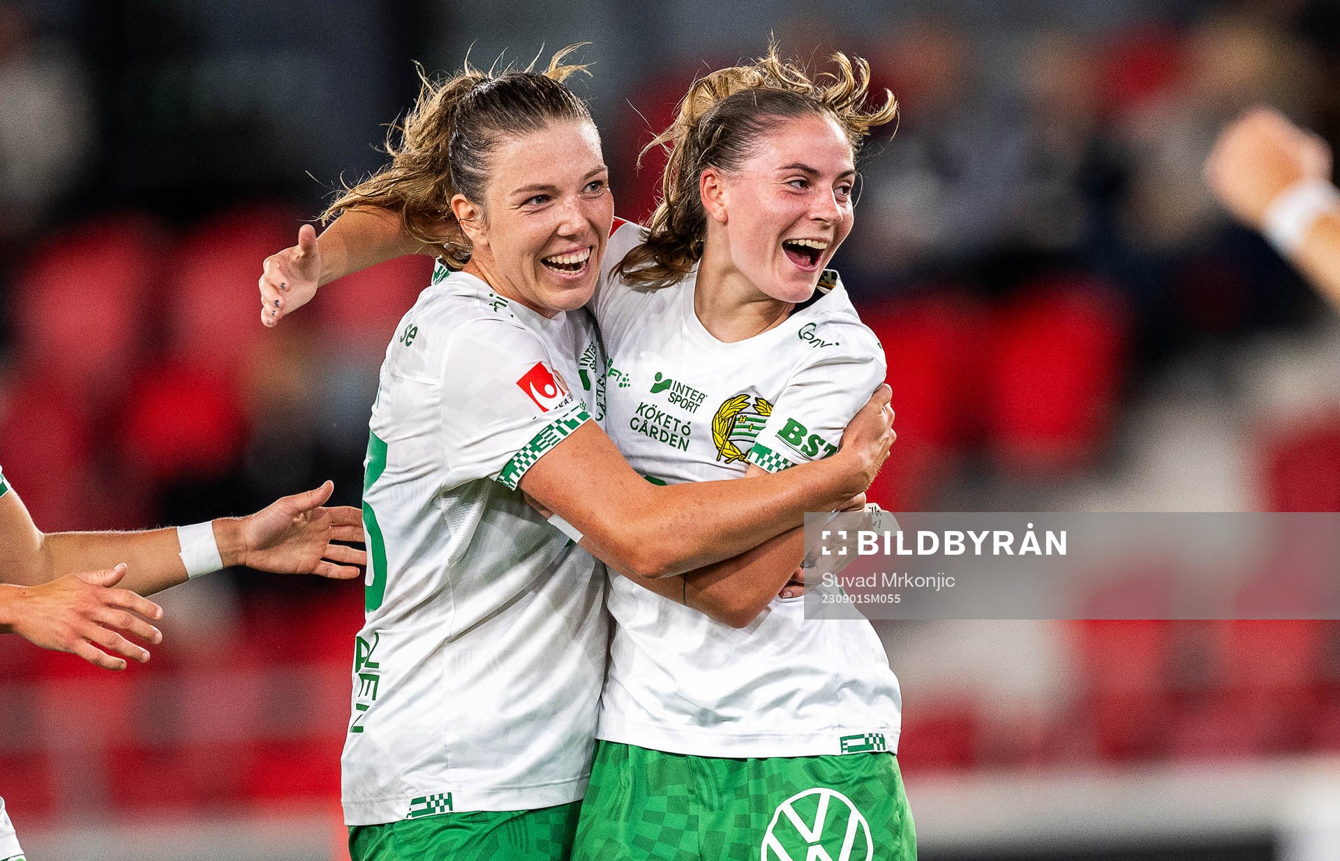 Hammarbys Smilla Vallotto jublar med Emma Westin efter 0-2 under fotbollsmatchen i Damallsvenskan mellan Växjö DFF och Hammarby den 1 september 2023 i Växjö.