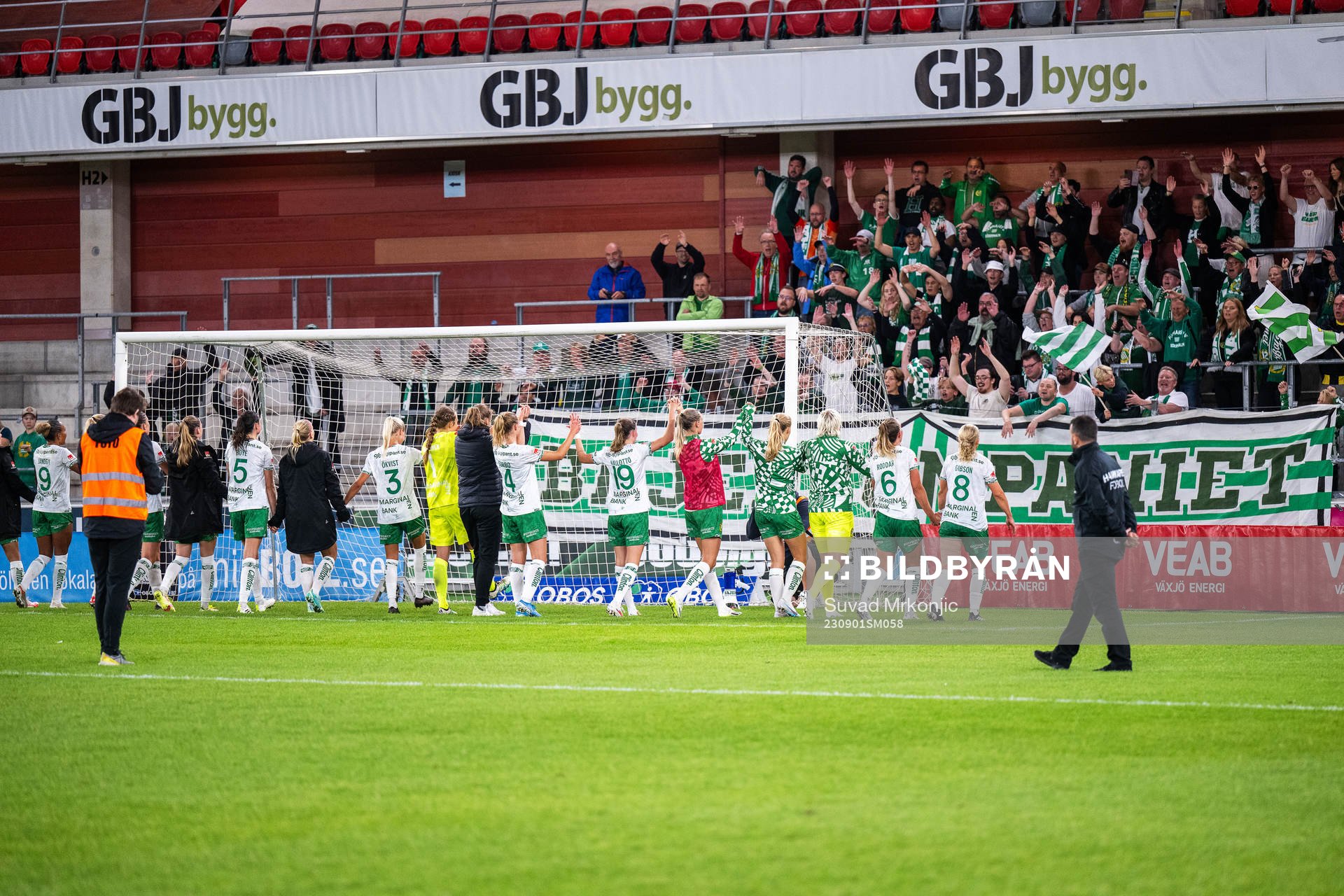 Hammarbys spelare jublar med fansen efter fotbollsmatchen i Damallsvenskan mellan Växjö DFF och Hammarby den 1 september 2023 i Växjö.