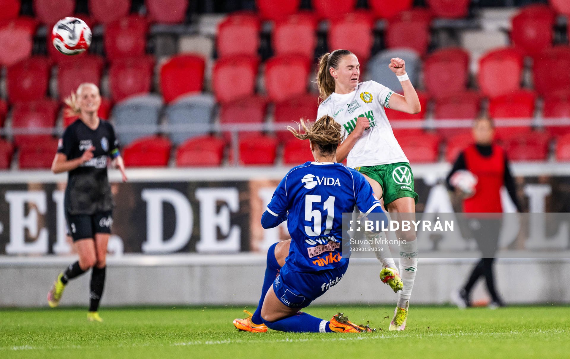 Växjö DFFs målvakt Hensley Hancuff och Hammarbys Vilde Hasund under fotbollsmatchen i Damallsvenskan mellan Växjö DFF och Hammarby den 1 september 2023 i Växjö.
