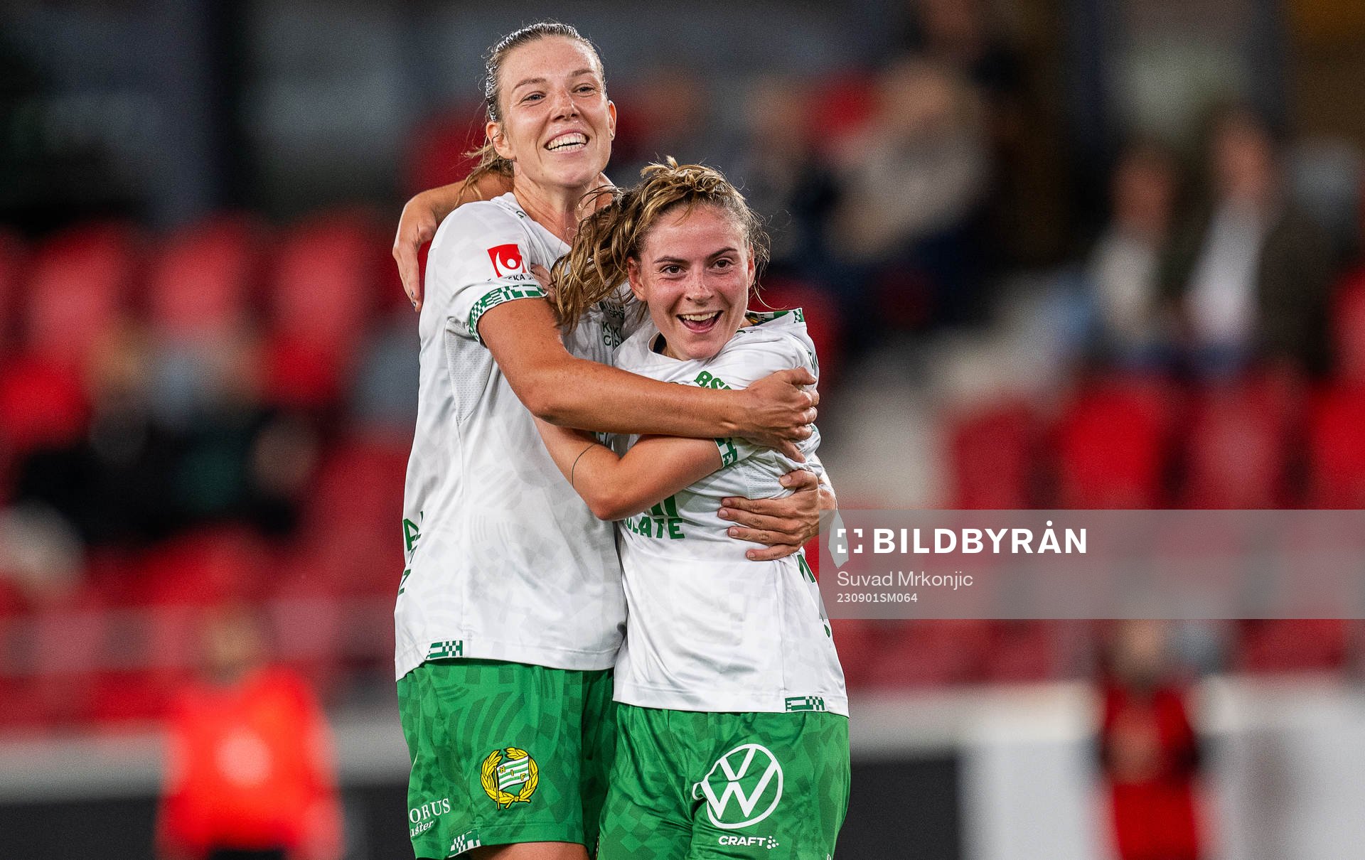 Hammarbys Smilla Vallotto jublar med Emma Westin efter 0-3 under fotbollsmatchen i Damallsvenskan mellan Växjö DFF och Hammarby den 1 september 2023 i Växjö.
