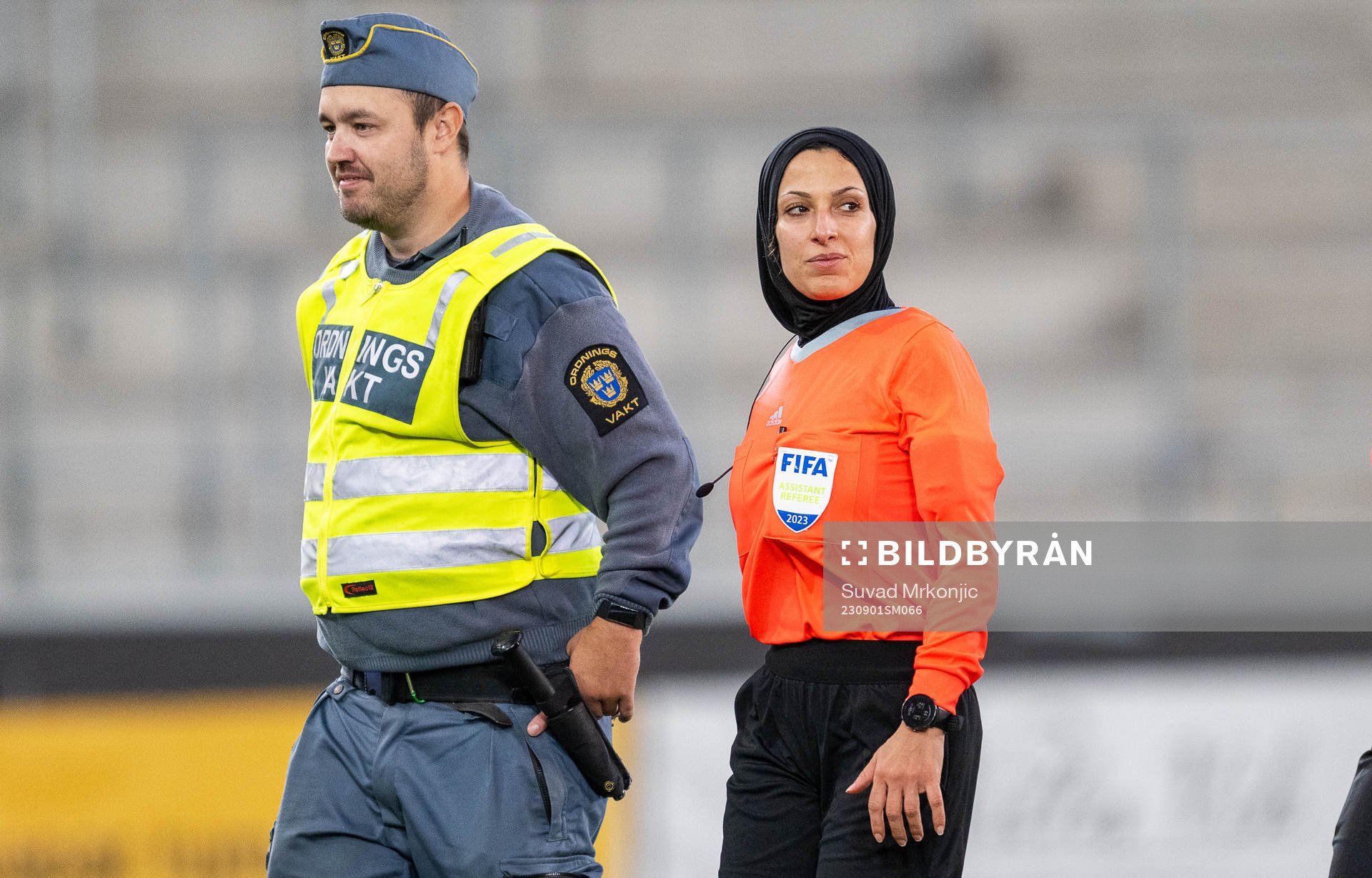 Assisterande domare Heba Saadieh under fotbollsmatchen i Damallsvenskan mellan Växjö DFF och Hammarby den 1 september 2023 i Växjö. 