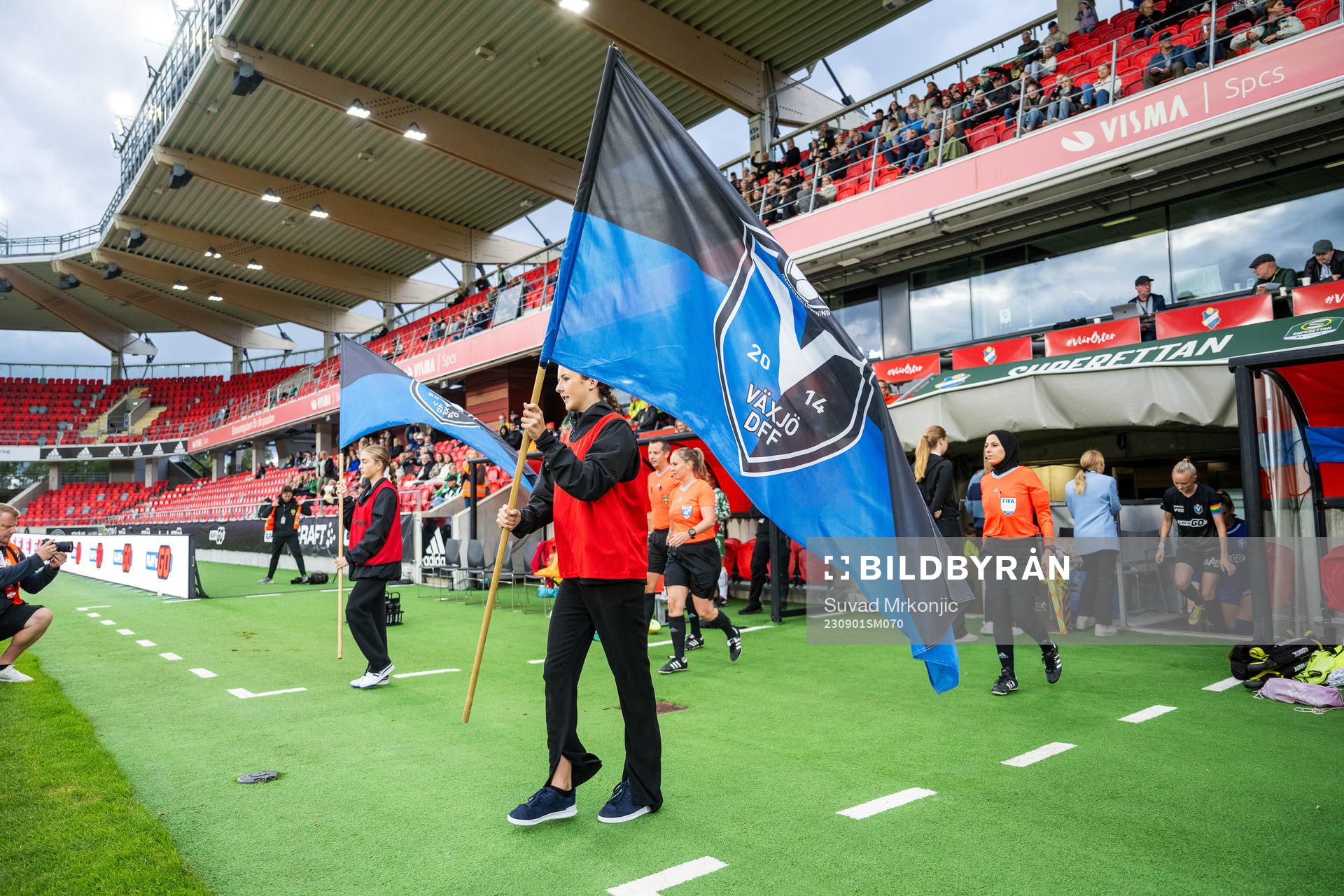 Spelarna marscherar in