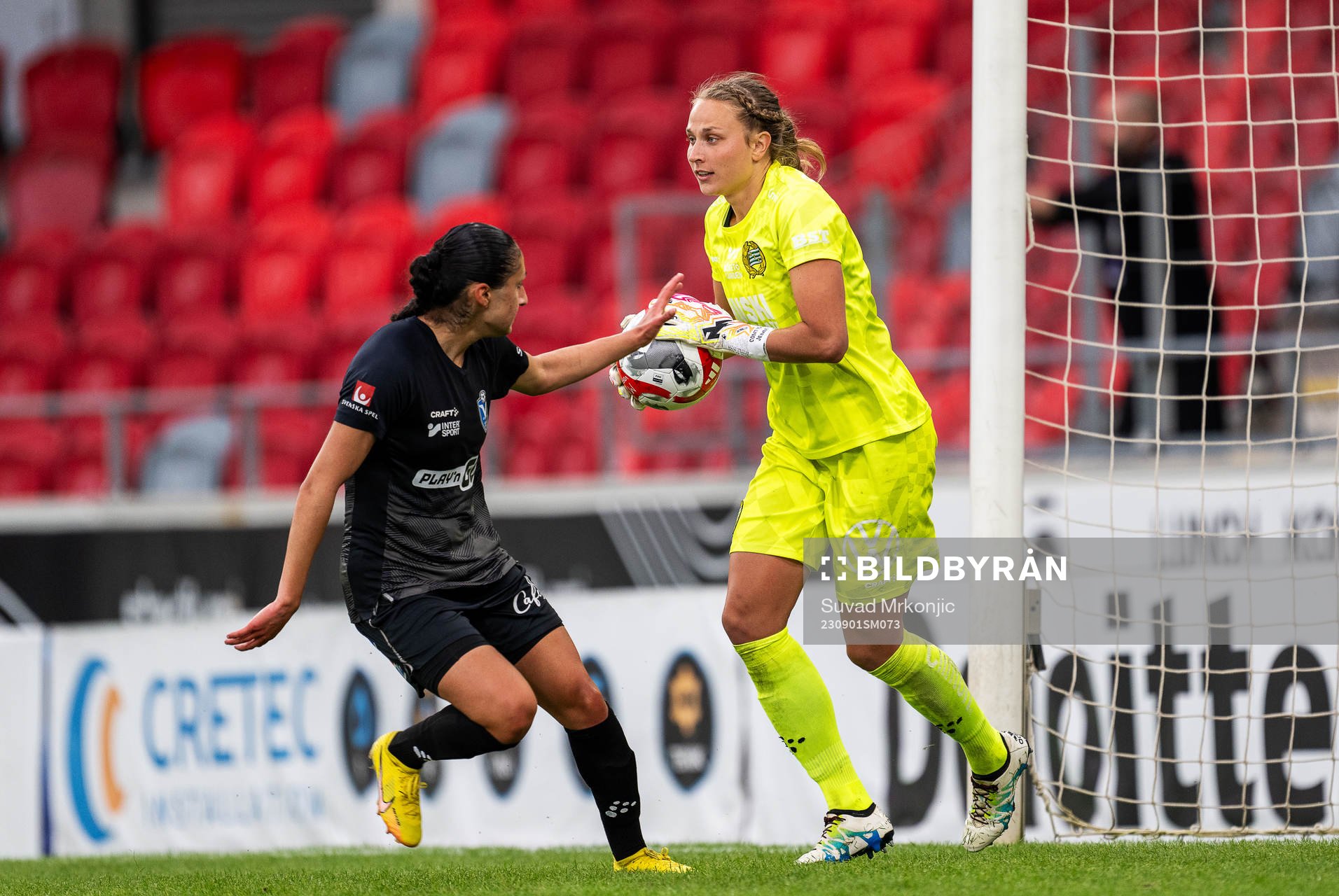 Växjö DFFs Nesrin Akgun och Hammarbys målvakt Anna