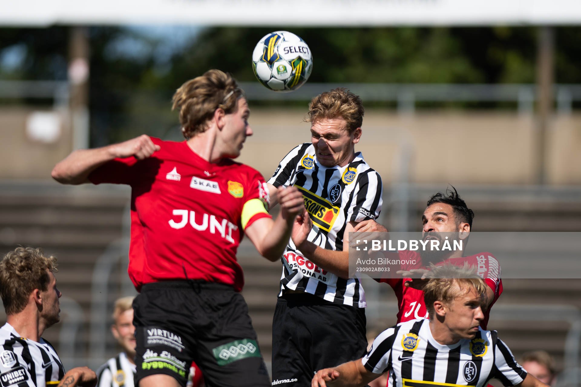 Landskronas Melker Jonsson och GAISs August Wängberg i nickduell under fotbollsmatchen i Superettan mellan Landskrona och GAIS den 2 september 2023 i Landskrona.