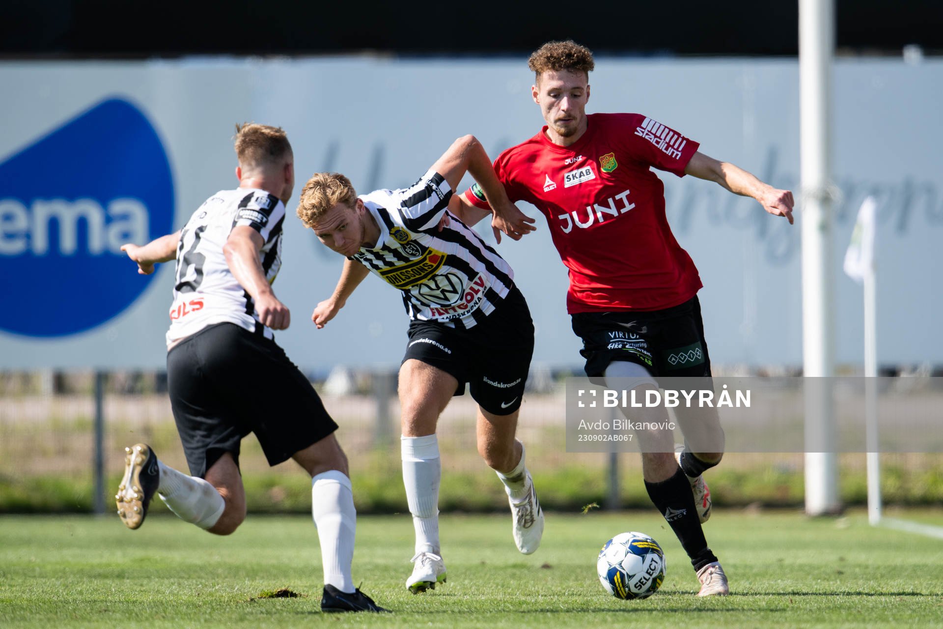 Landskronas Melker Jonsson och GAISs Anes Cardaklija