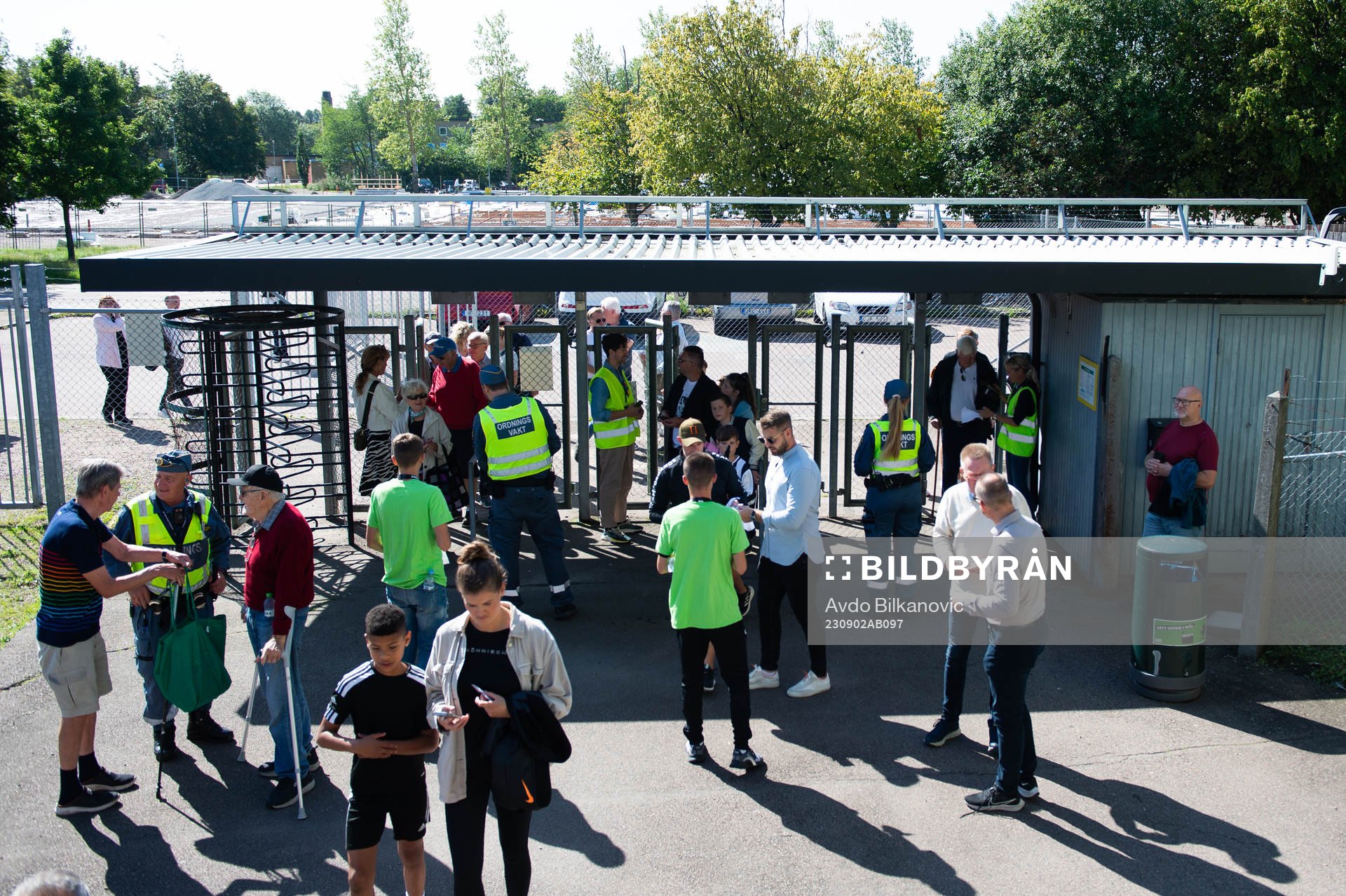 Publiken och säkerhetsvakter vid ingången