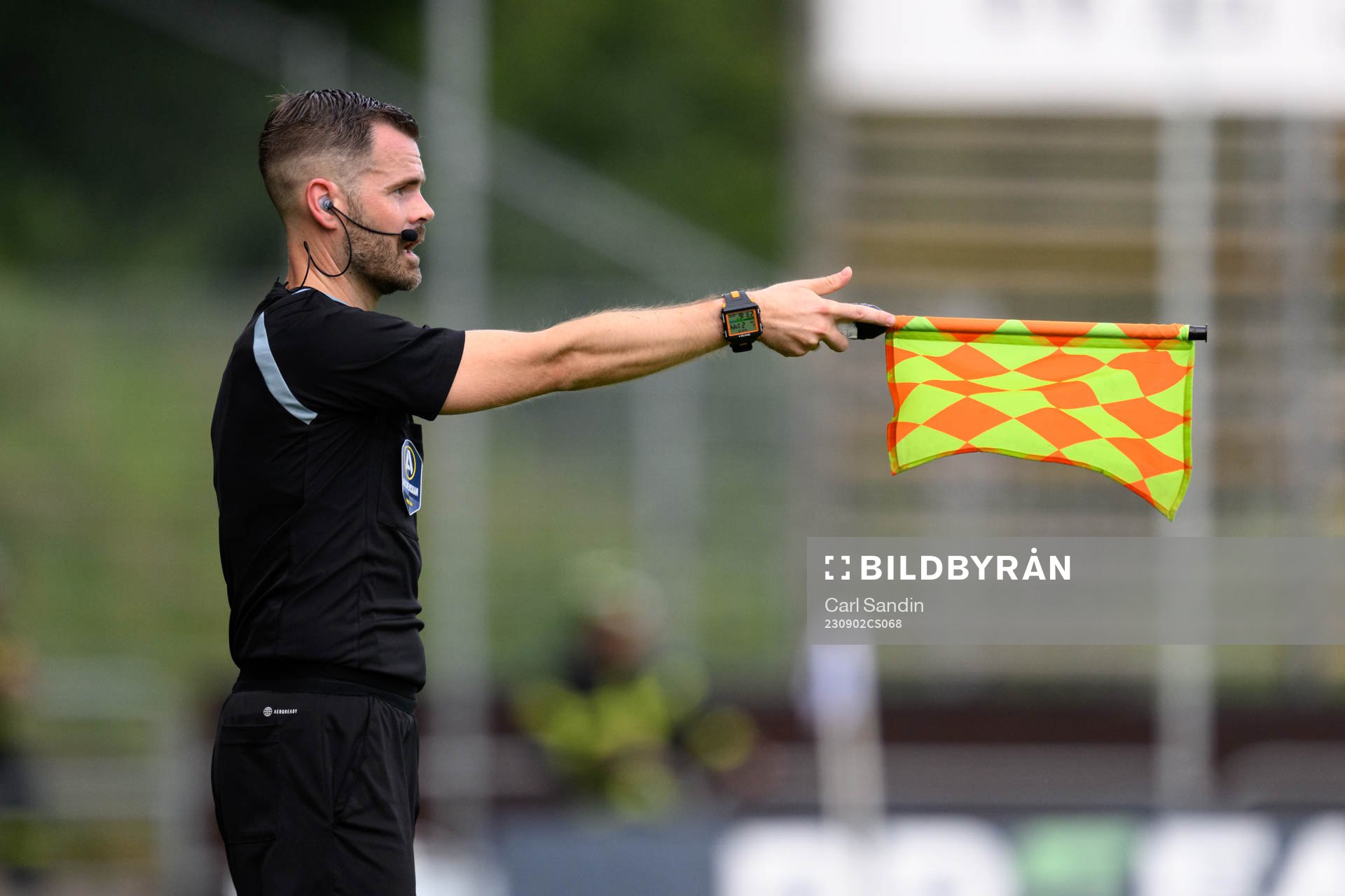 Domare Martin Palm tecknar för offside under fotbollsmatchen i Allsvenskan mellan Halmstad och Sirius den 2 september 2023 i Halmstad. 