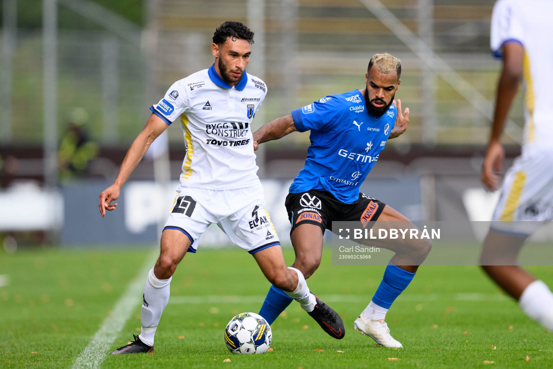 Sirius Joakim Persson och Halmstads Phil Ofosu-Ayeh