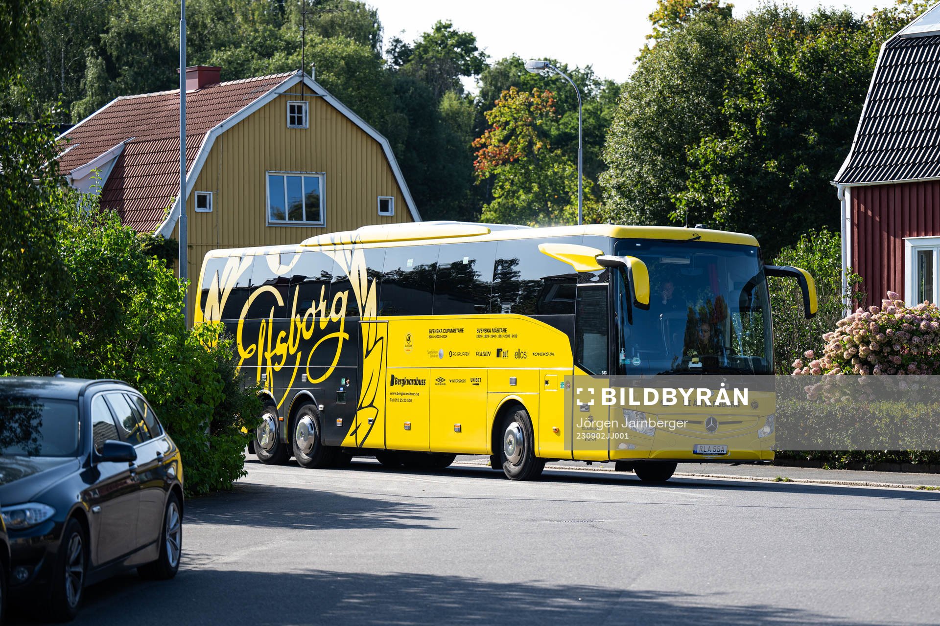 Elfsborgs spelarbuss anländer  till Finnvedsvallen
