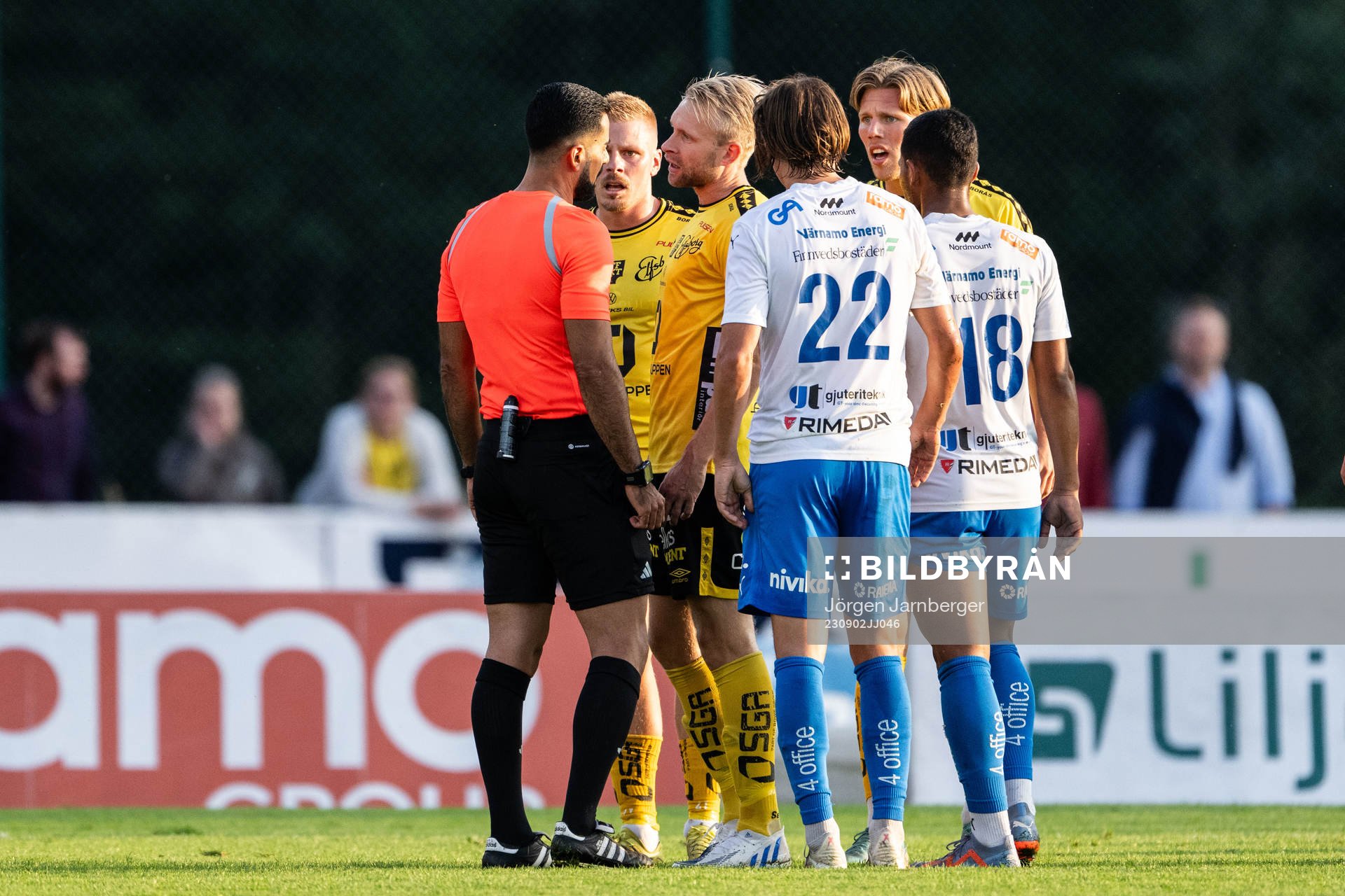 Elfsborgs Per Frick och Johan Larsson reagerar mot Domare
