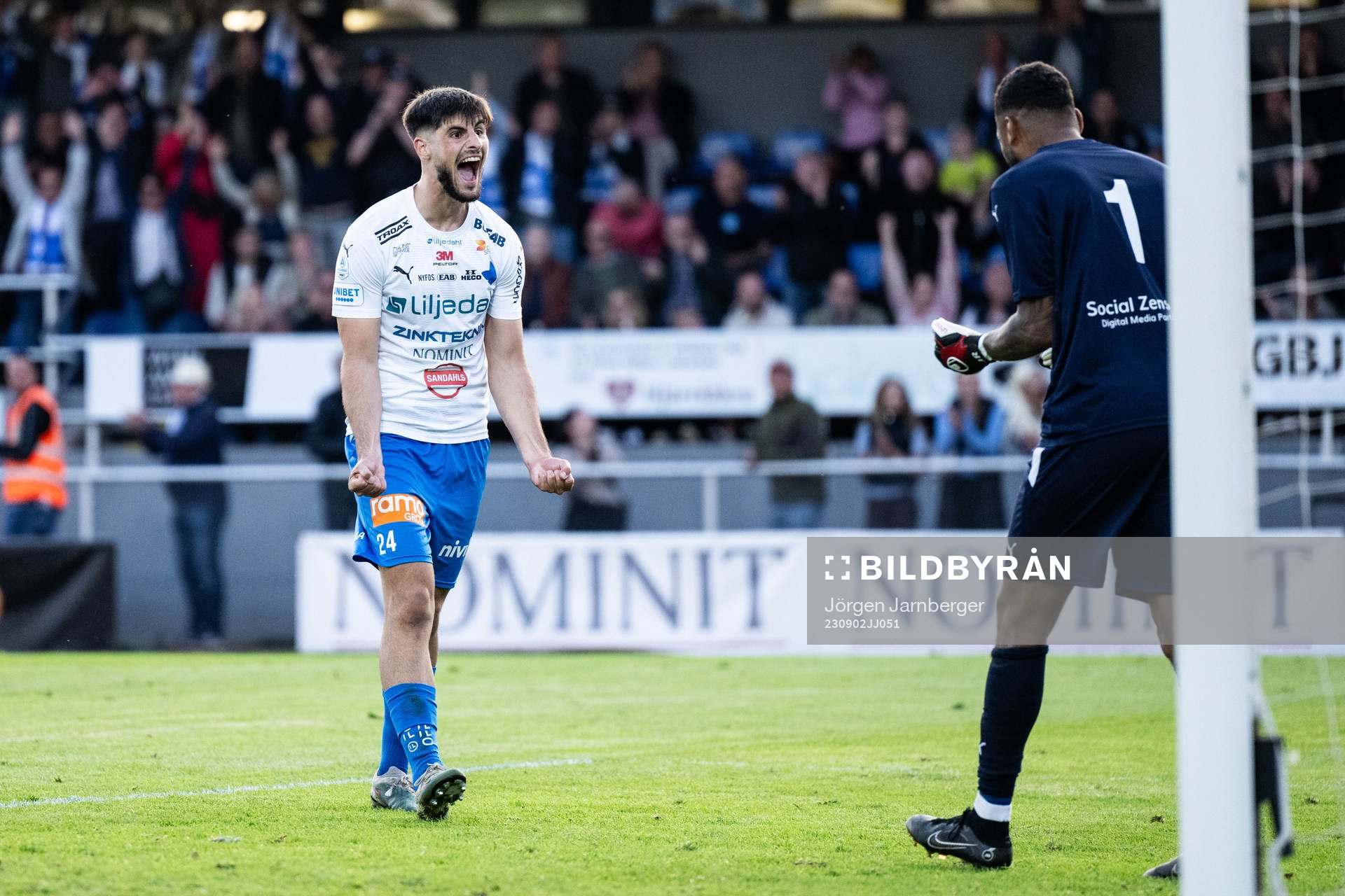 Värnamos Emin Grozdanic jublar med Jonathan Ursin Rasheed
