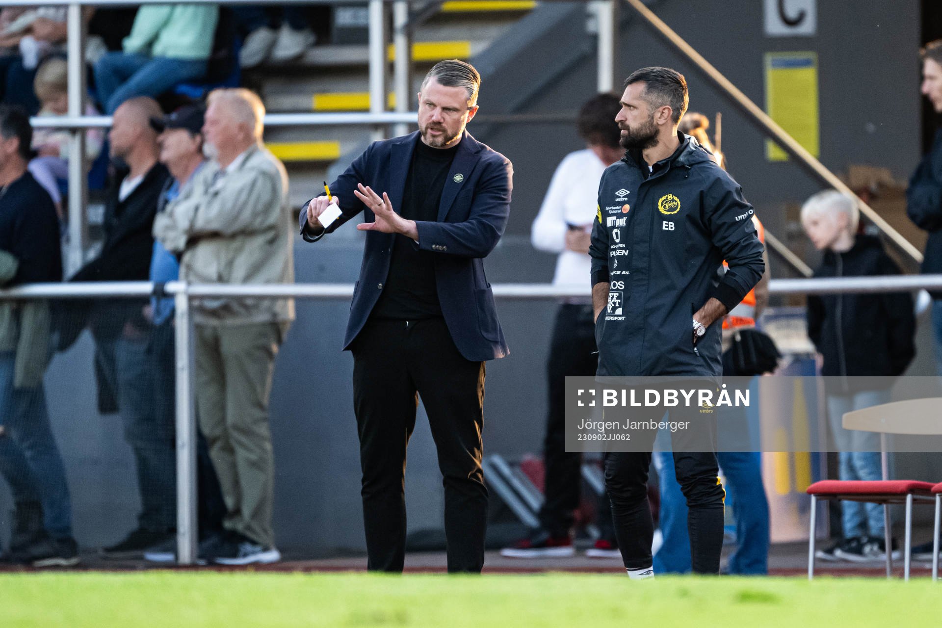Elfsborgs manager Jimmy Thelin diskuterar med assisterande