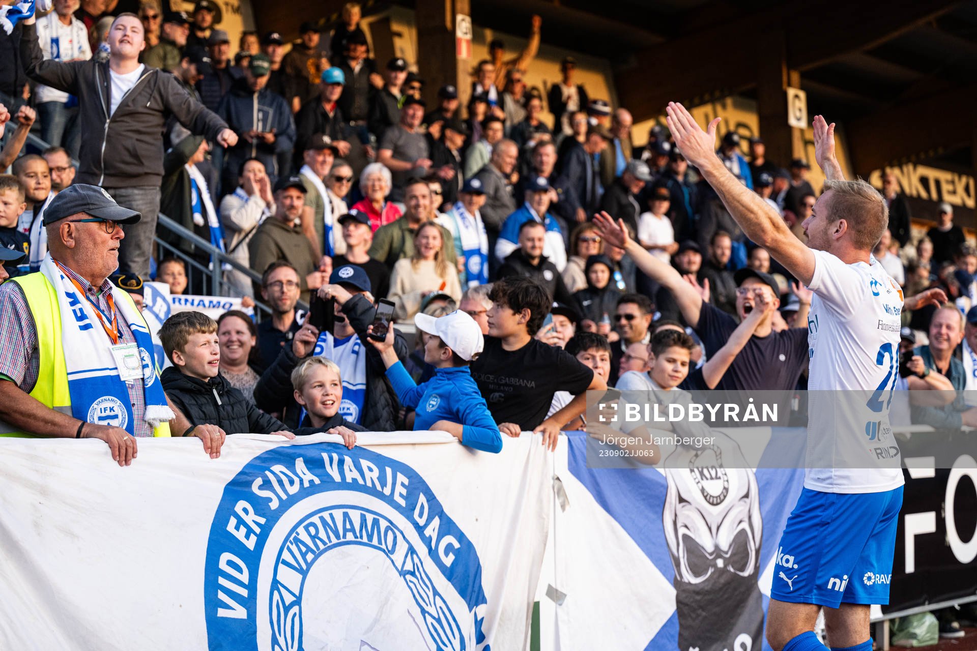 Värnamos Freddy Winsth jublar med supportrar