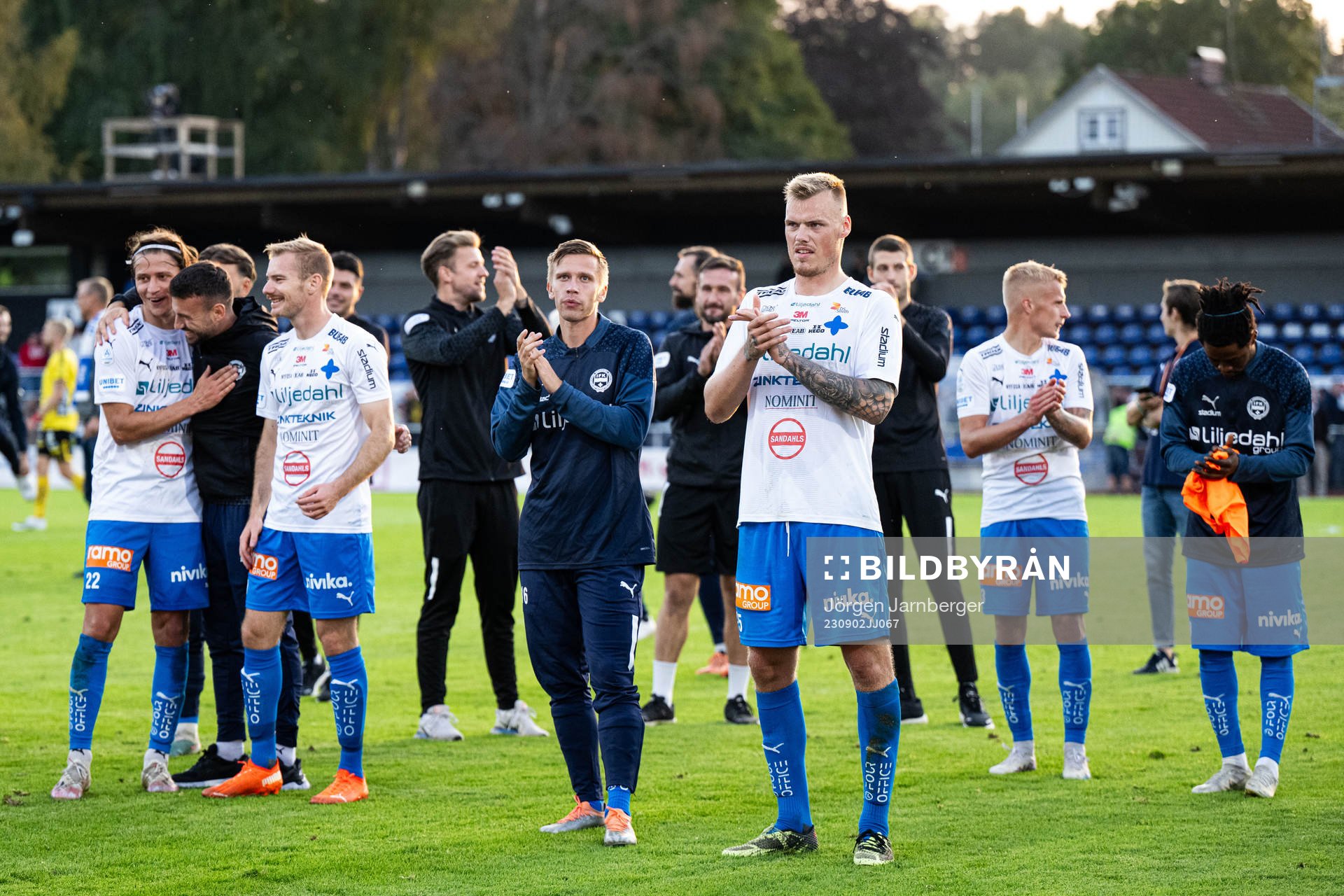 Värnamos spelare tackar publiken