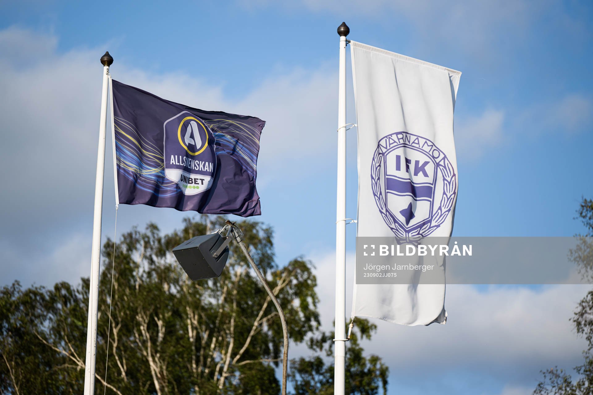 Allsvenskans och IFK Värnamos flaggor under fotbollsmatchen i Allsvenskan mellan Värnamo och Elfsborg den 2 september 2023 i Värnamo. 