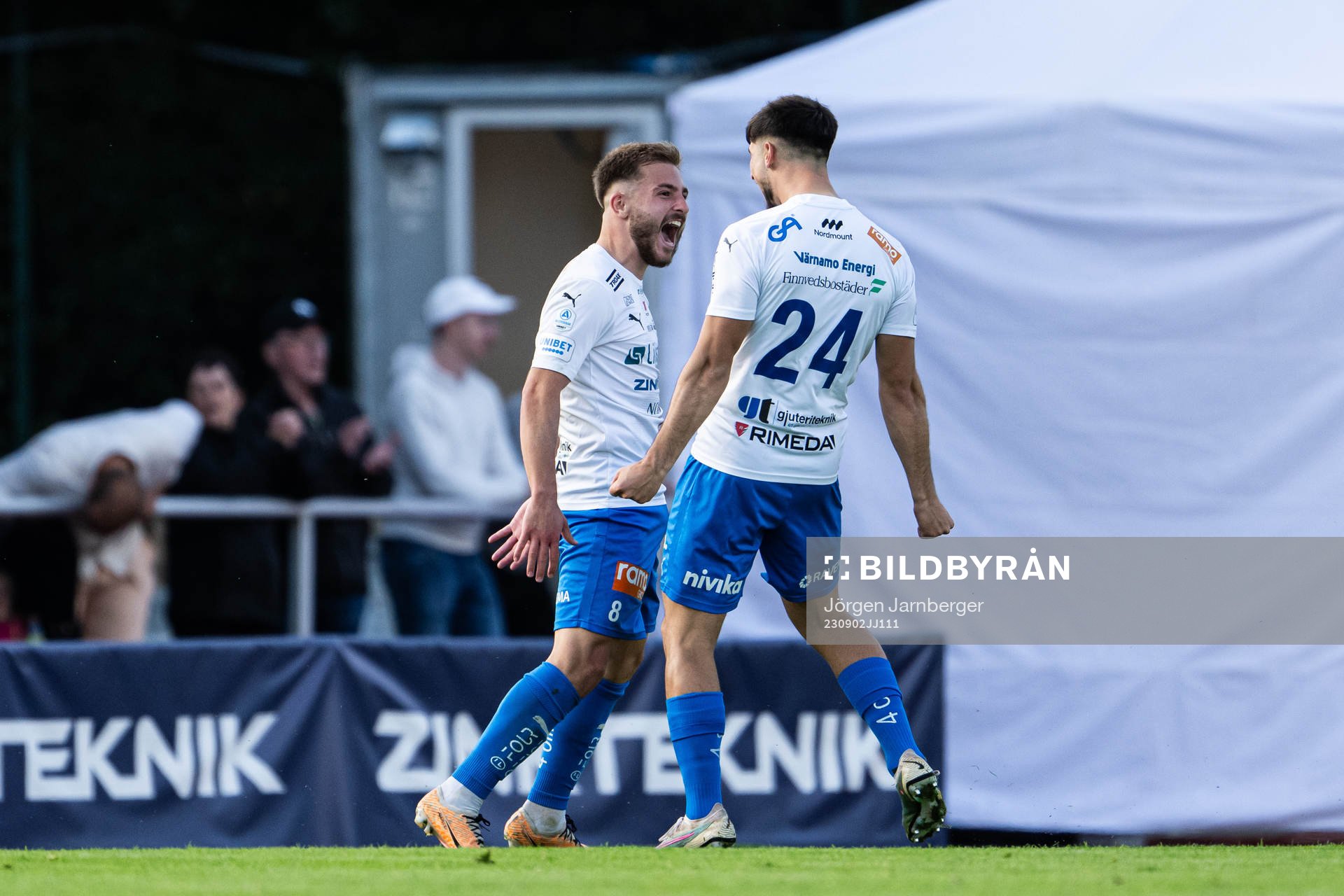 Värnamos Albion Ademi jublar med Emin Grozdanic